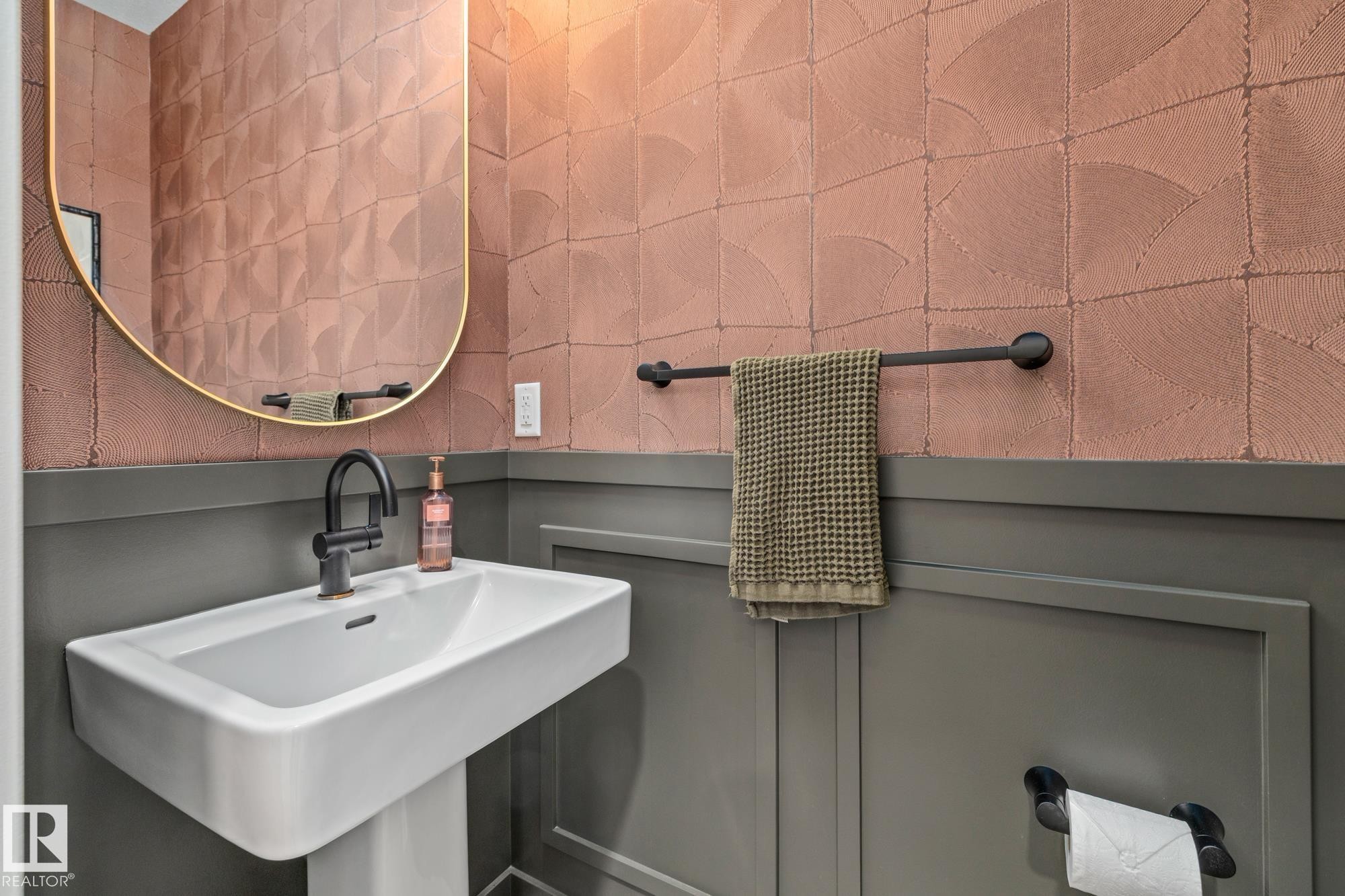 664 Astoria Way, Devon, AB - Indoor Photo Showing Bathroom