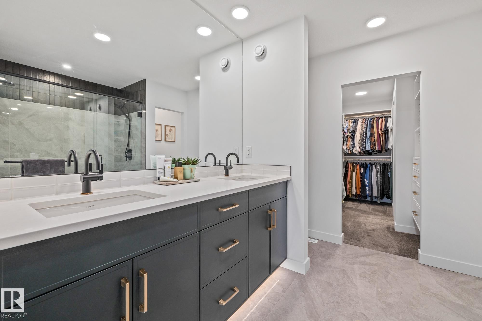 664 Astoria Way, Devon, AB - Indoor Photo Showing Bathroom