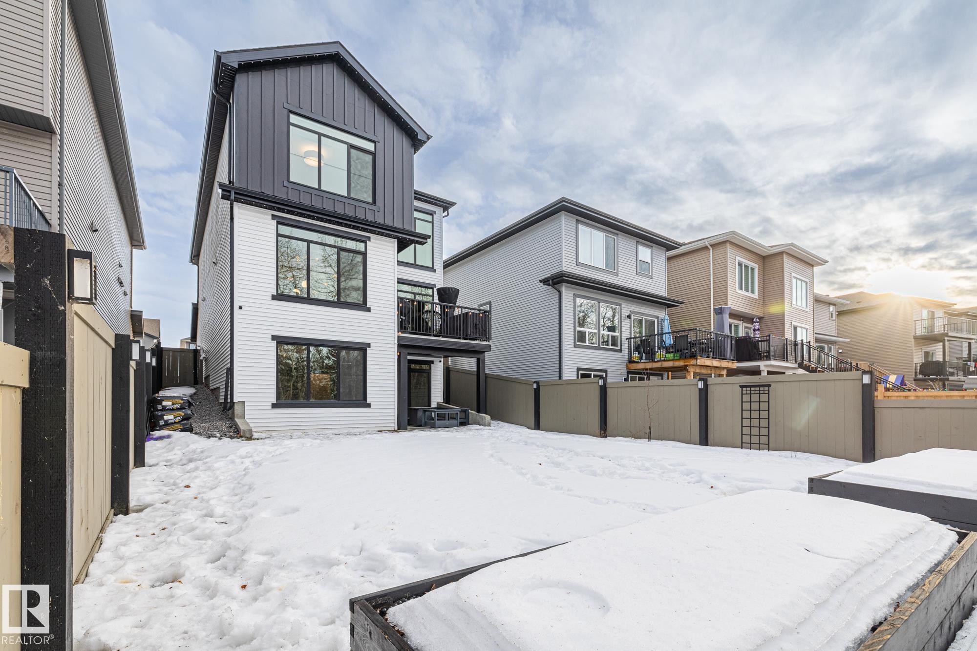 664 Astoria Way, Devon, AB - Outdoor