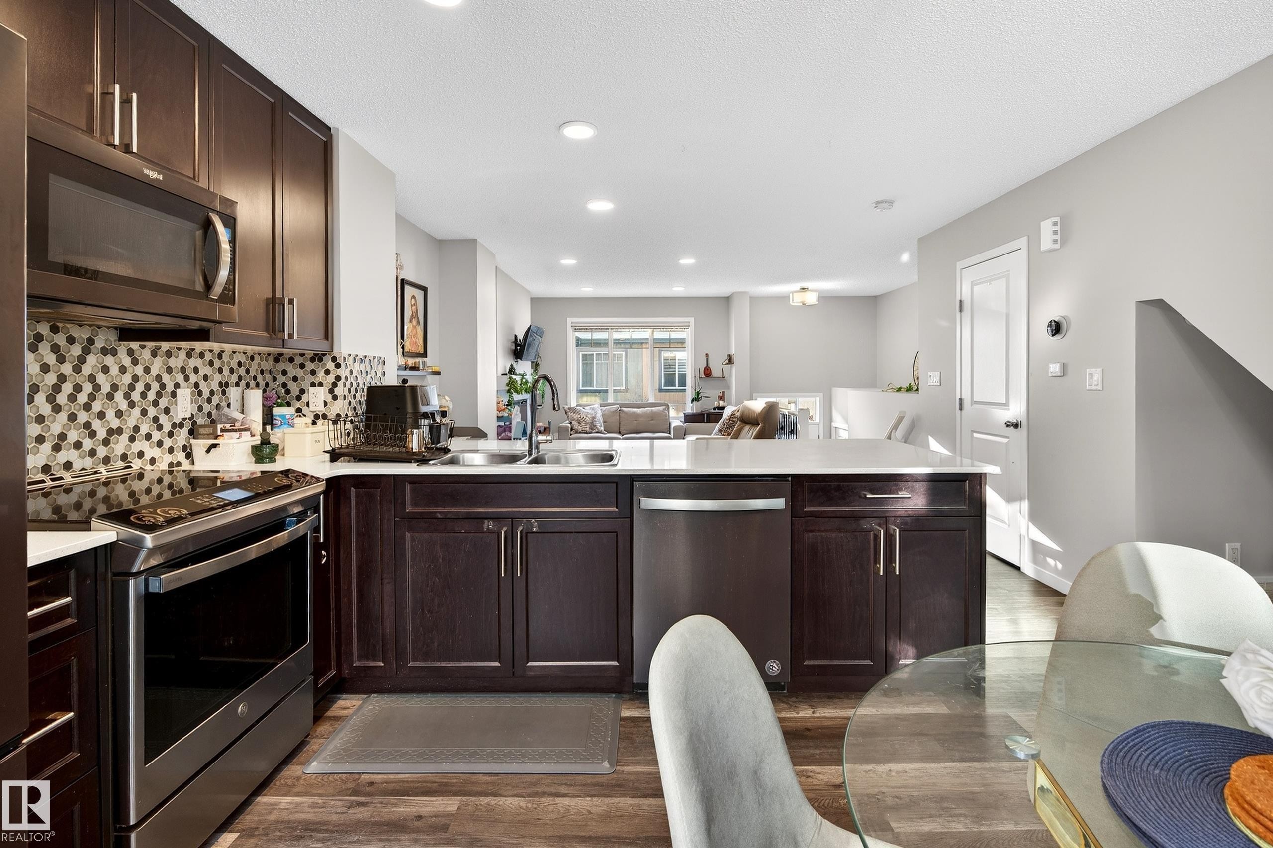 103 3305 Orchards Link Link, Edmonton, AB - Indoor Photo Showing Kitchen With Double Sink With Upgraded Kitchen