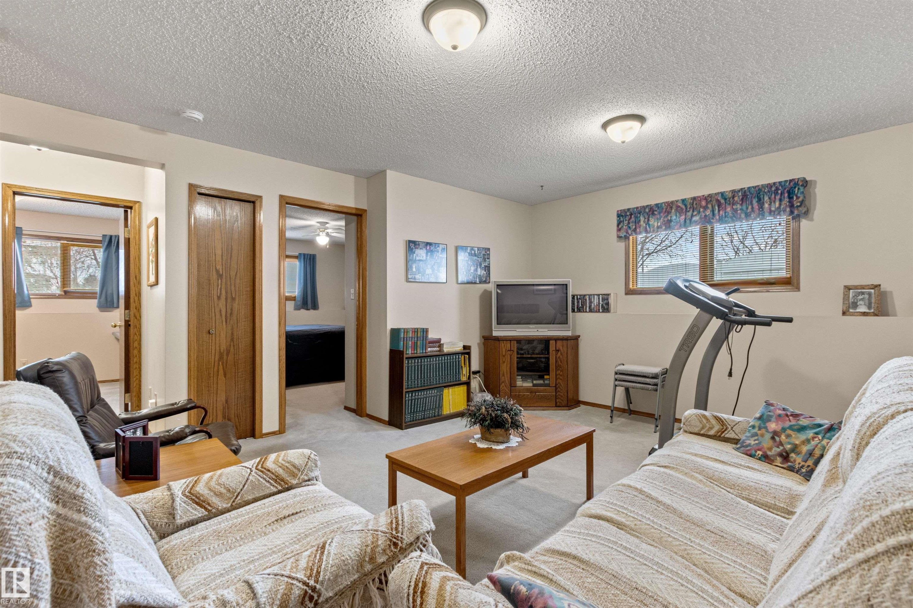 4024 28 Avenue, Edmonton, AB - Indoor Photo Showing Living Room