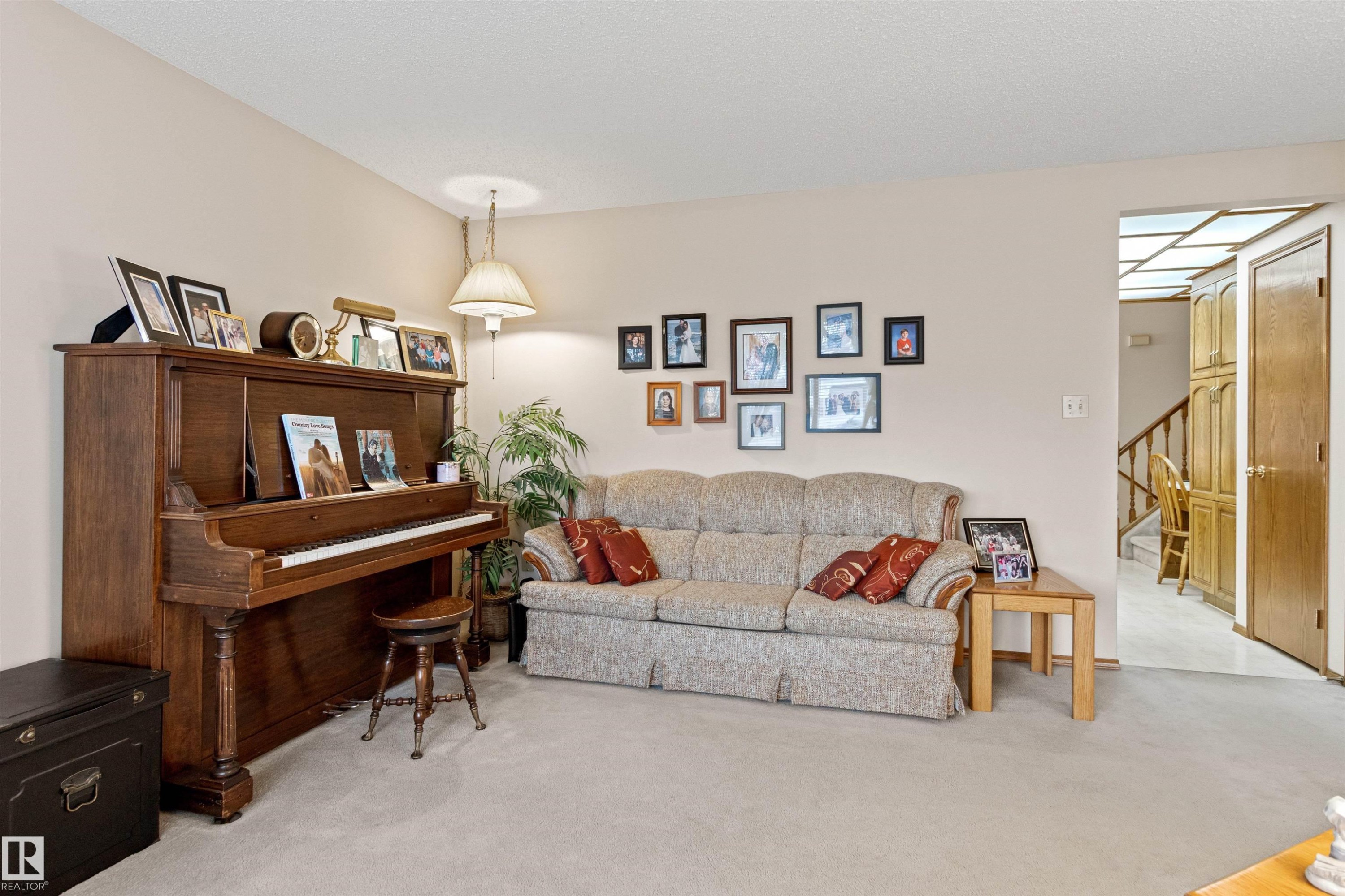 4024 28 Avenue, Edmonton, AB - Indoor Photo Showing Living Room