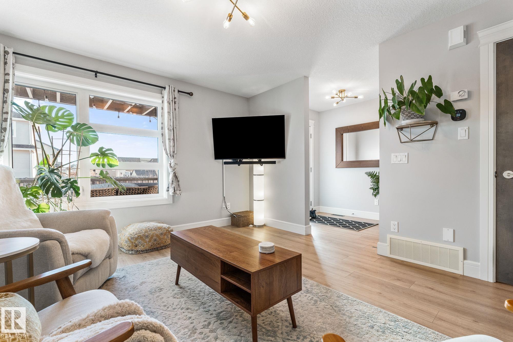 89 Hewitt Circle, Spruce Grove, AB - Indoor Photo Showing Living Room