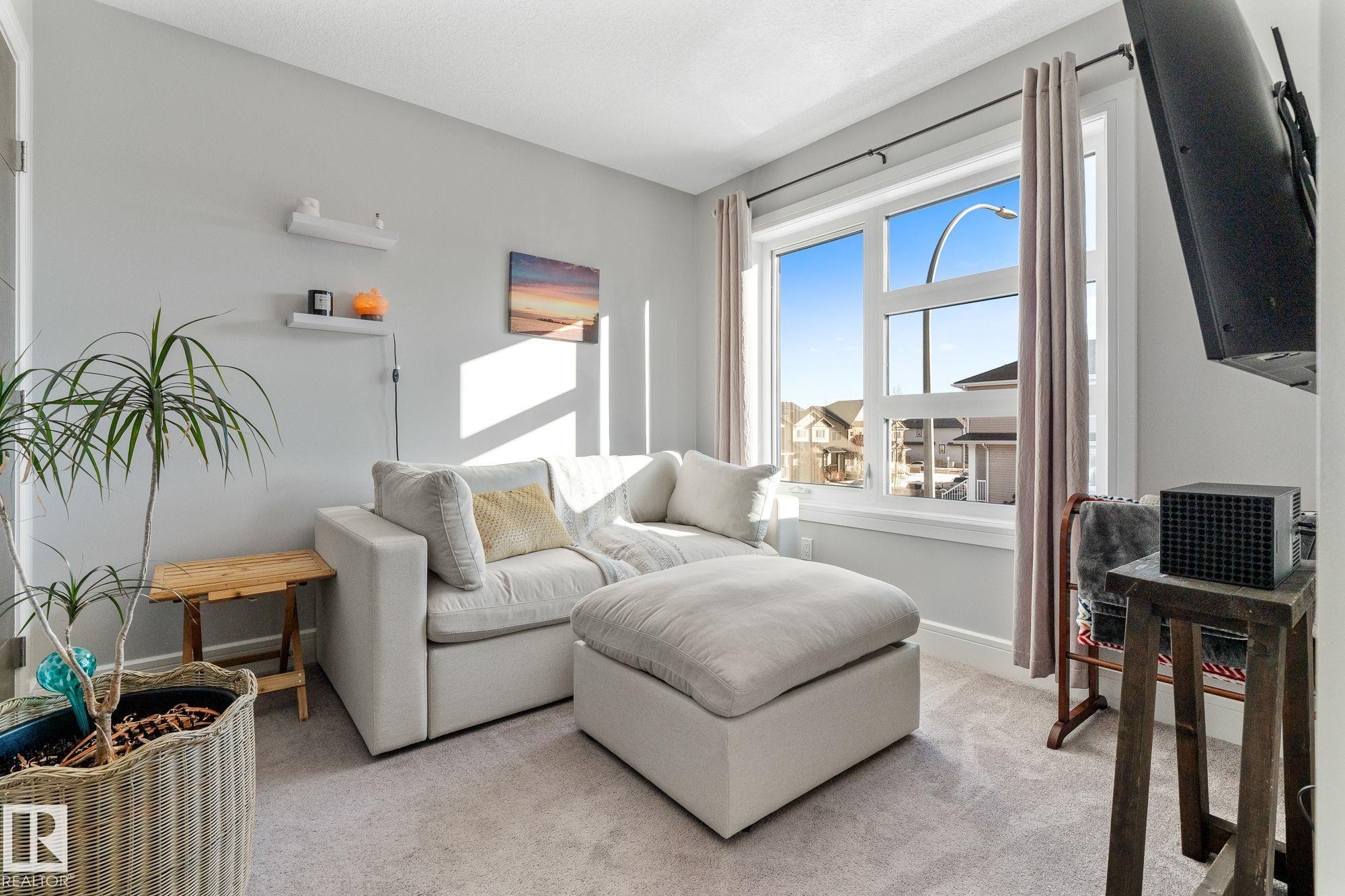 Bedroom featuring carpet floors and a closet - 89 Hewitt Circle, Spruce Grove, AB - Indoor Photo Showing Living Room