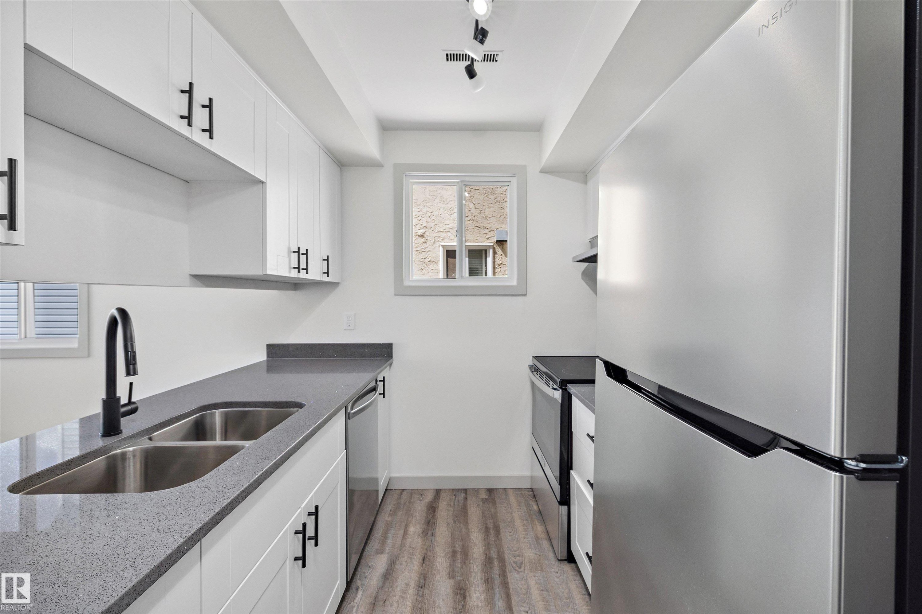 189 Lancaster Terrace, Edmonton, AB - Indoor Photo Showing Kitchen With Double Sink
