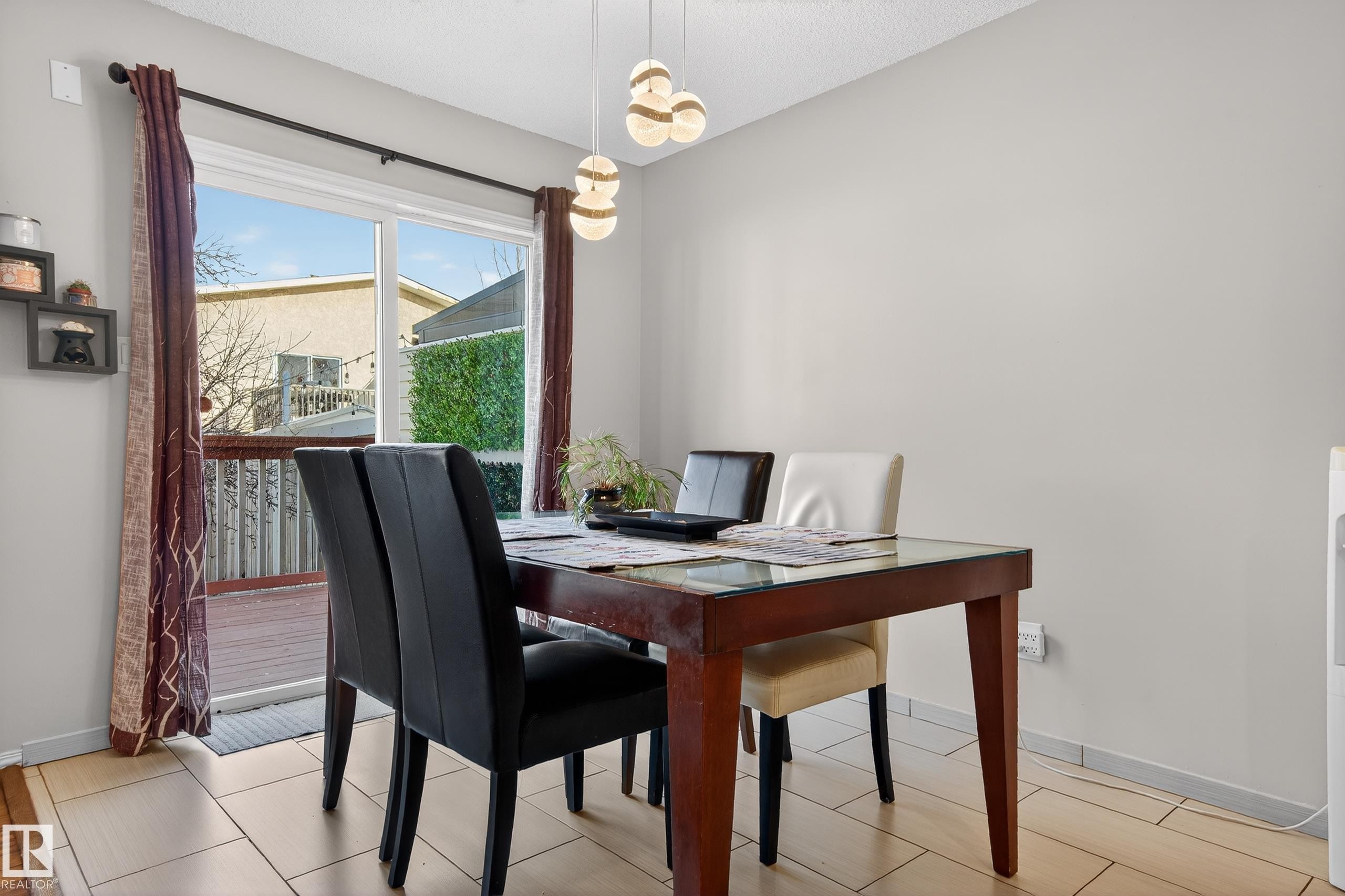 6840 159A Avenue, Edmonton, AB - Indoor Photo Showing Dining Room