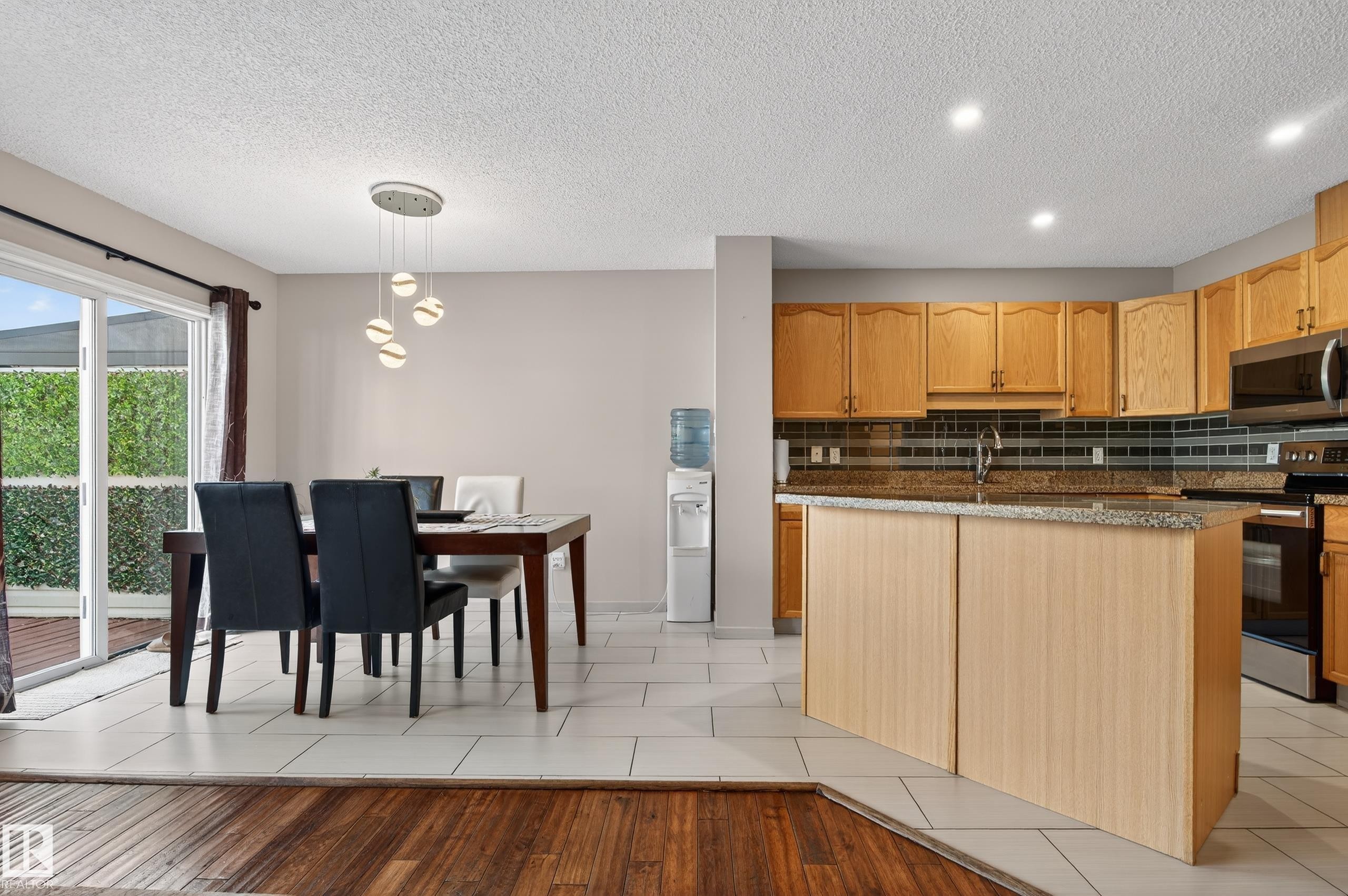 6840 159A Avenue, Edmonton, AB - Indoor Photo Showing Kitchen