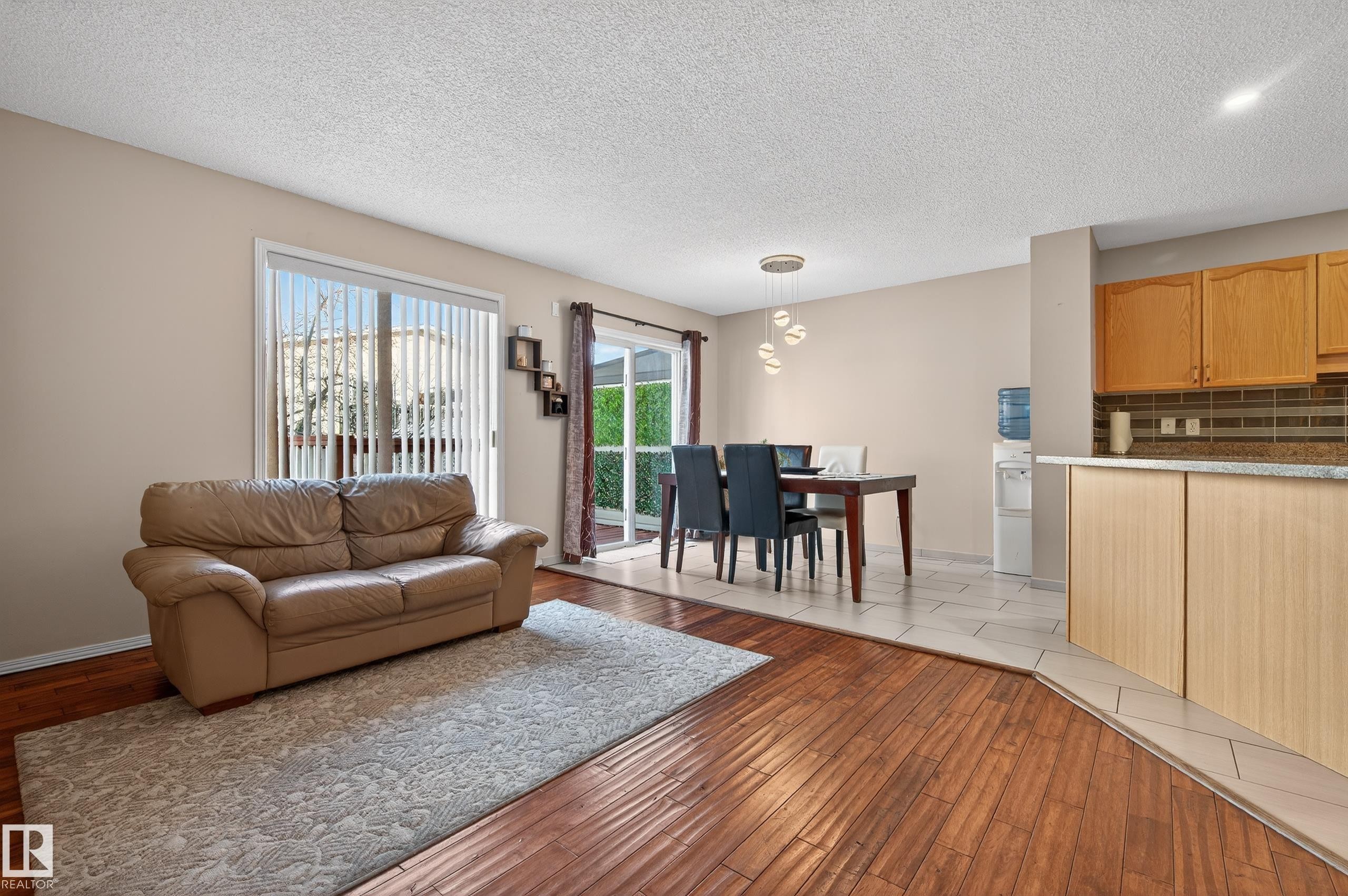 6840 159A Avenue, Edmonton, AB - Indoor Photo Showing Living Room