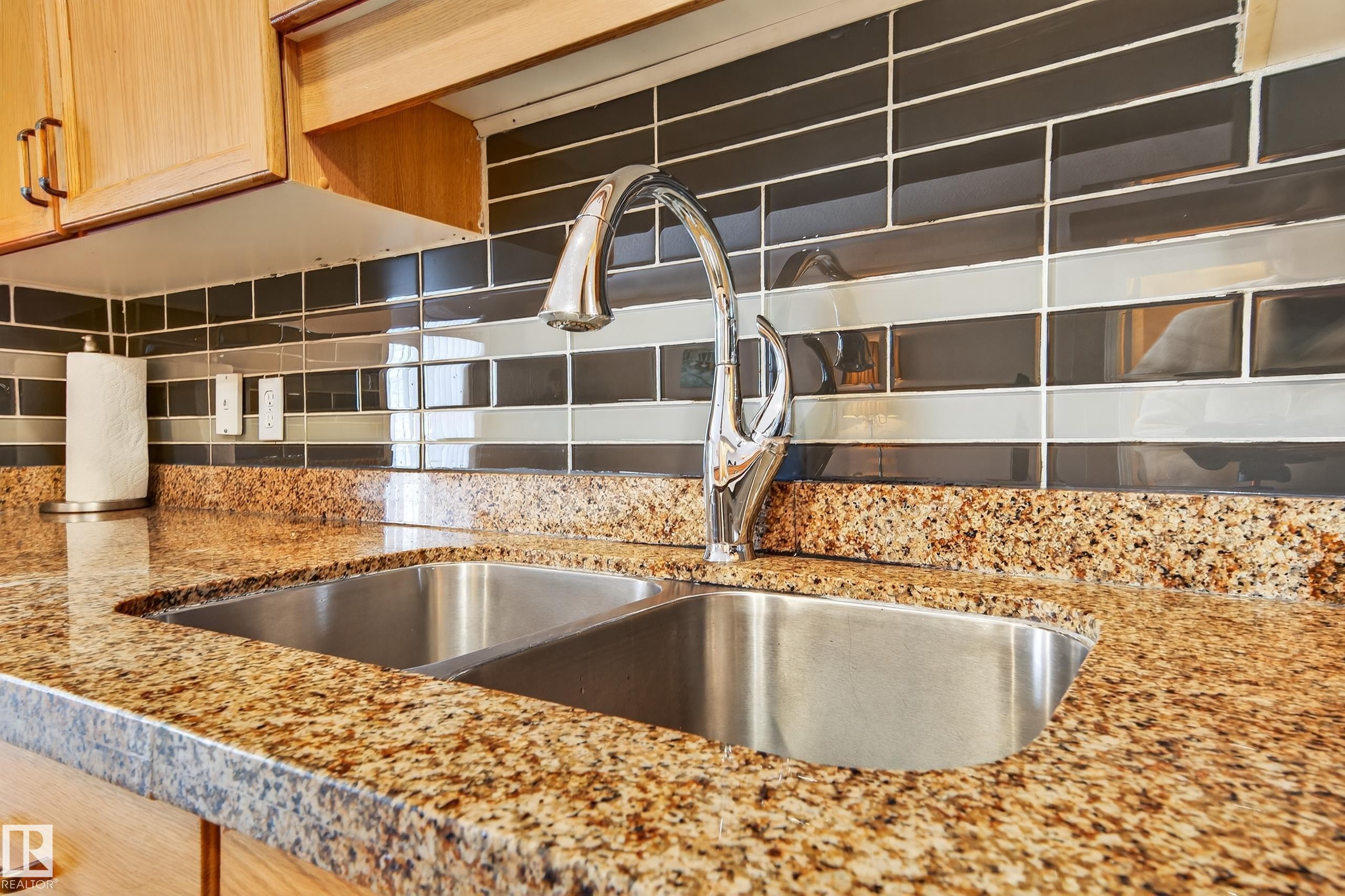 6840 159A Avenue, Edmonton, AB - Indoor Photo Showing Kitchen With Double Sink