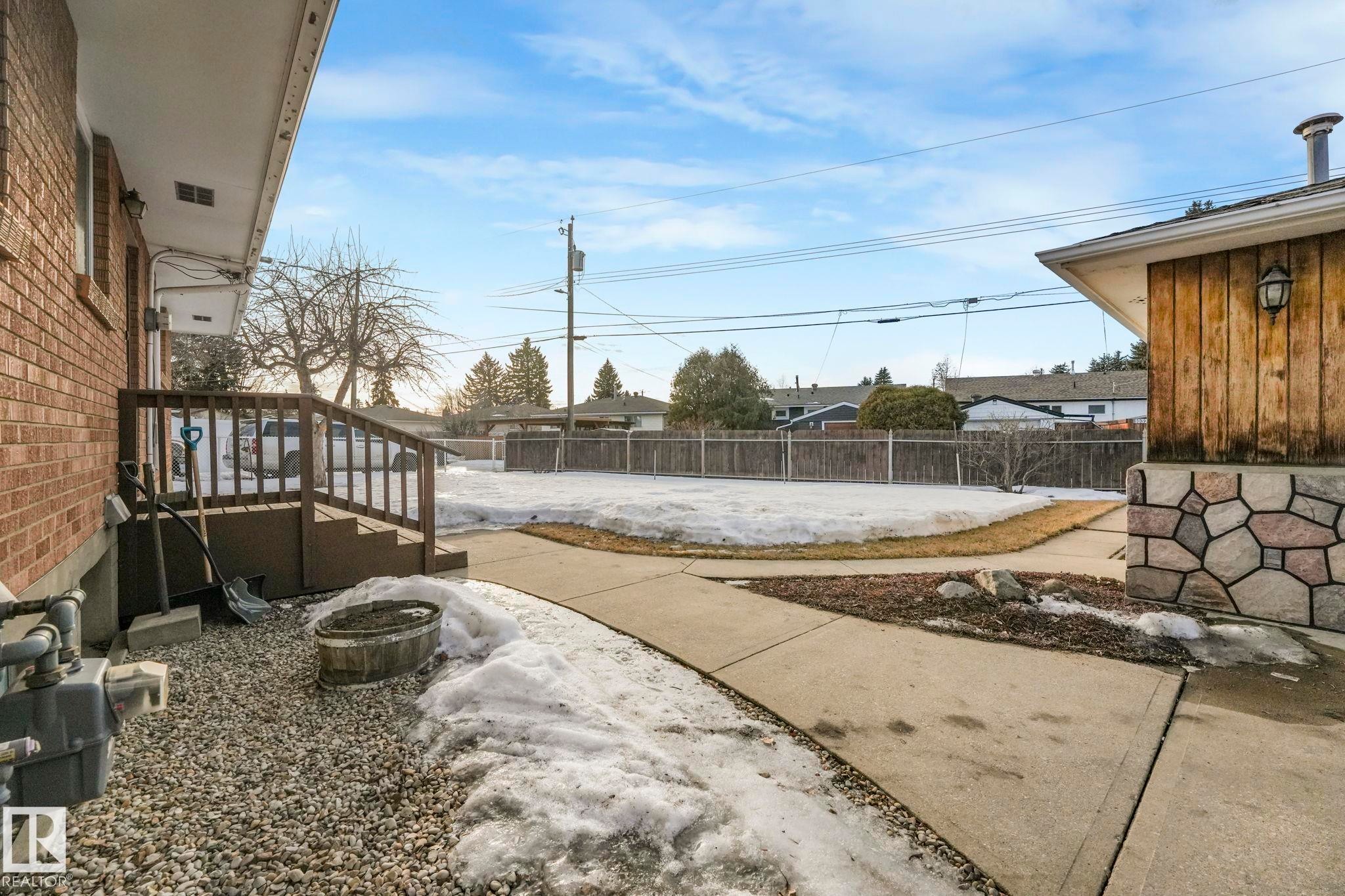 Fenced backyard with a residential view - 10324 42 Street, Edmonton, AB - Outdoor