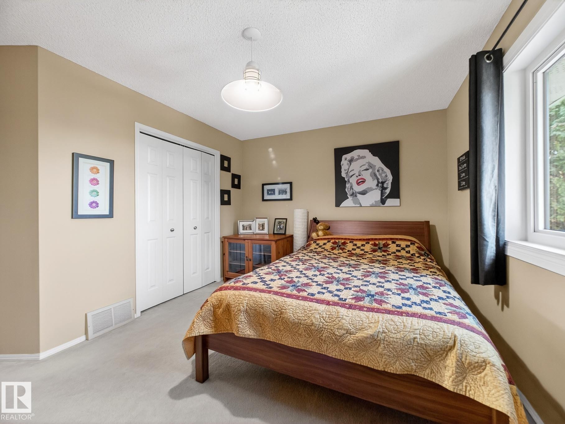 220 Ronning Close, Edmonton, AB - Indoor Photo Showing Bedroom