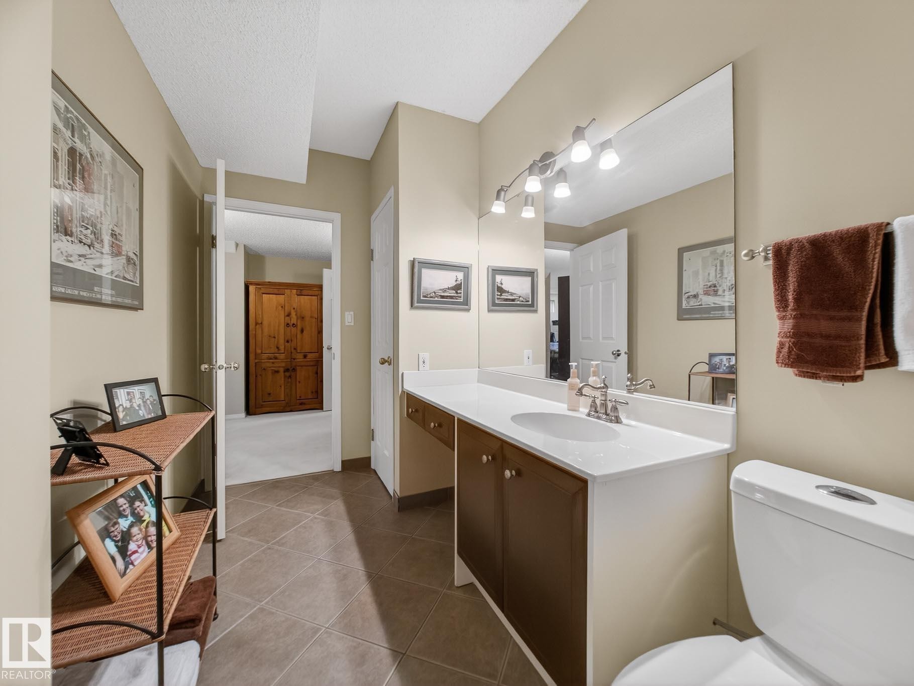 220 Ronning Close, Edmonton, AB - Indoor Photo Showing Bathroom