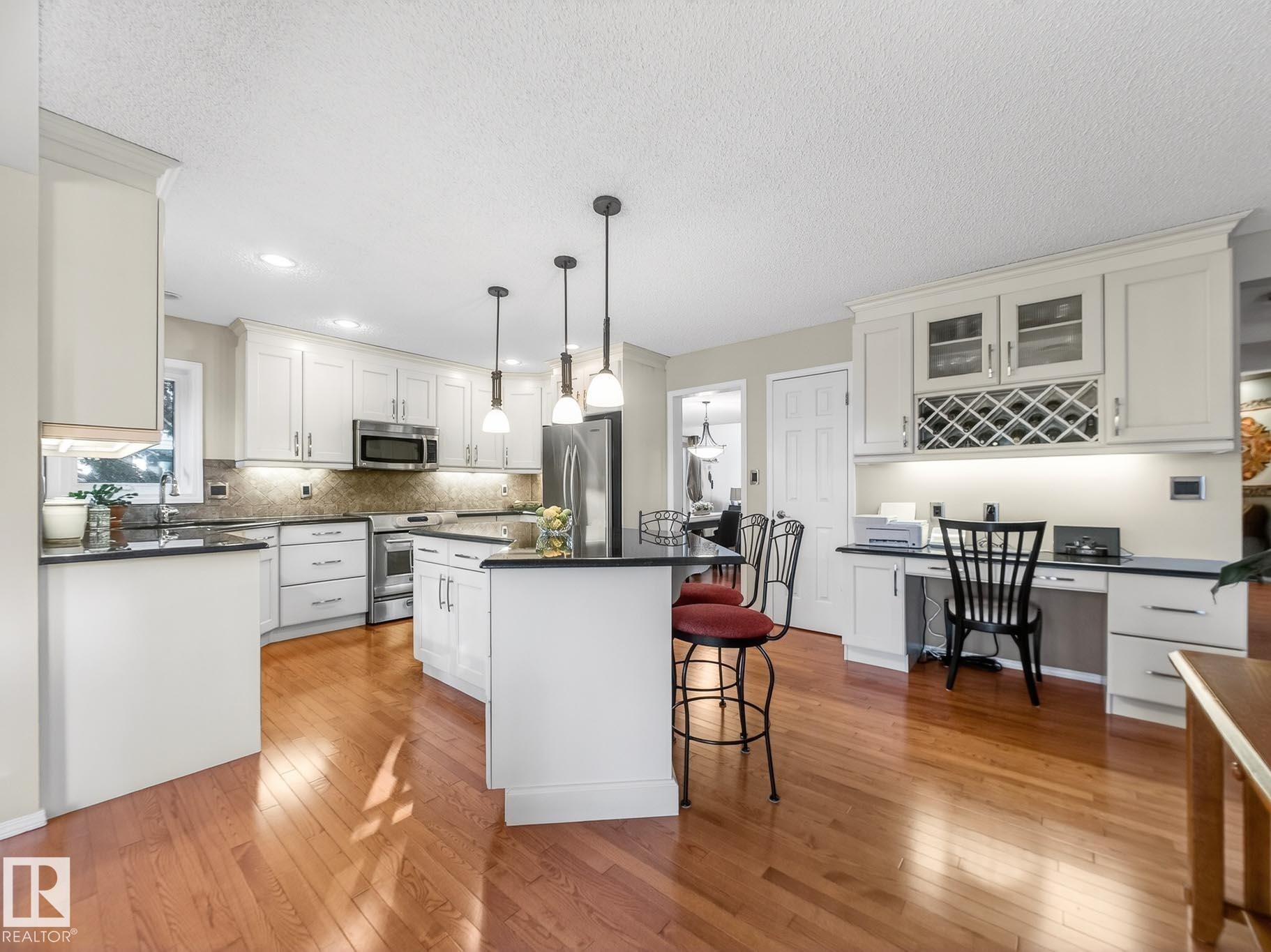 220 Ronning Close, Edmonton, AB - Indoor Photo Showing Kitchen With Upgraded Kitchen