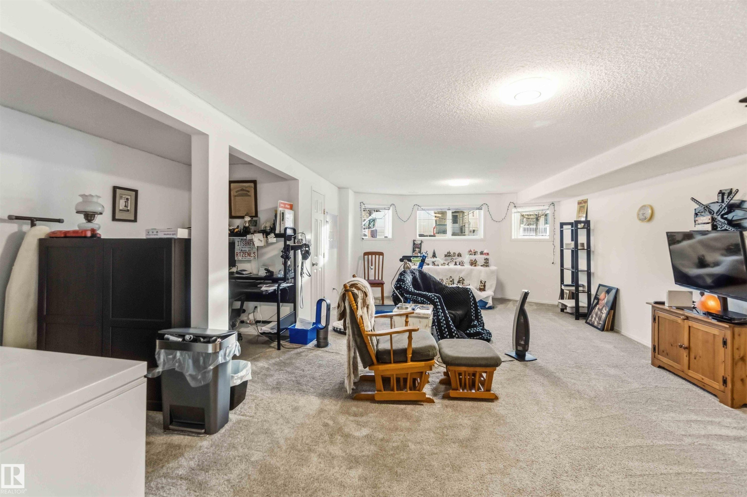 Living room featuring light carpet and a textured ceiling - 1706 Turvey Bend, Edmonton, AB - Indoor