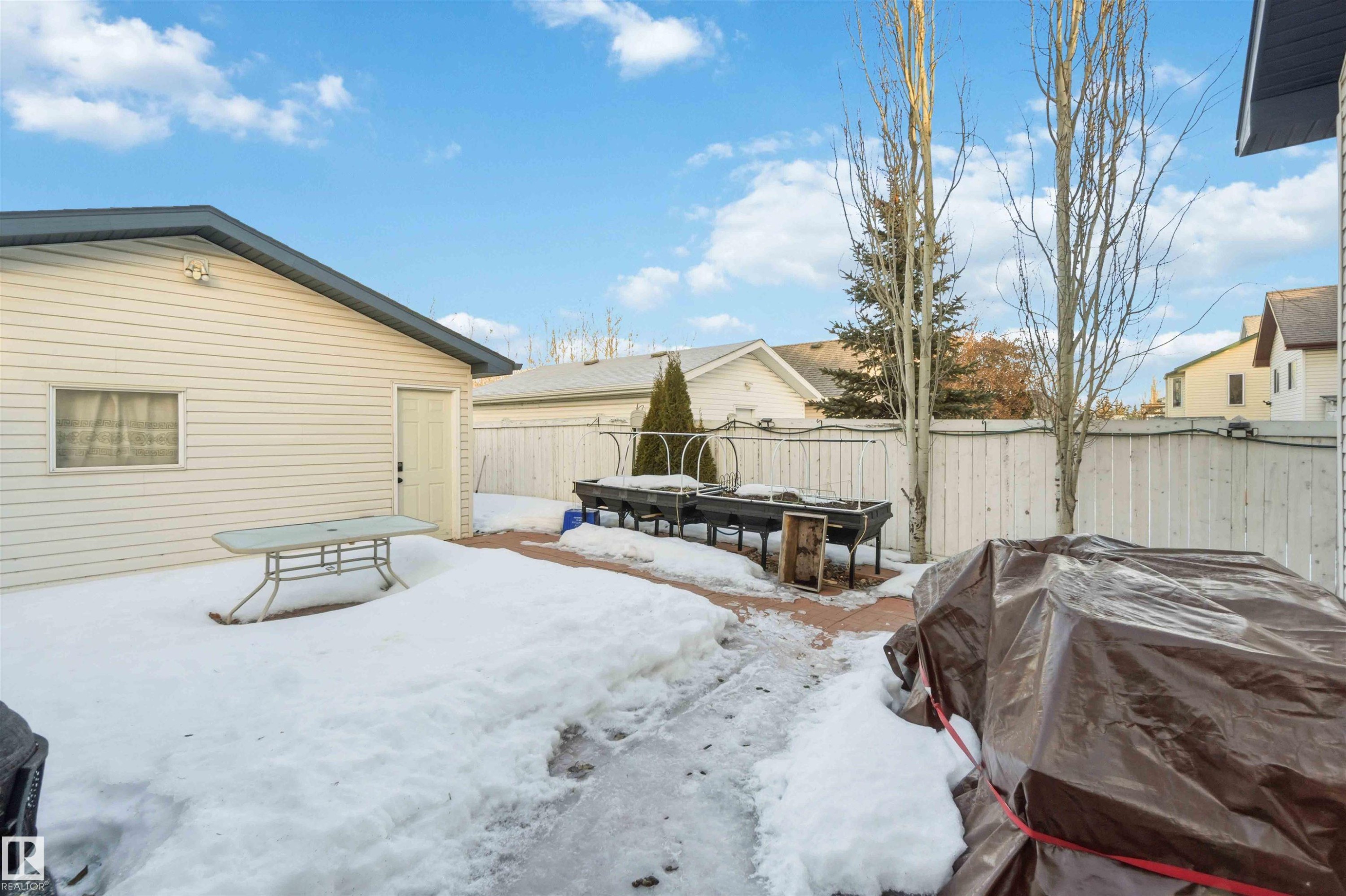 Yard layered in snow with a fenced backyard - 1706 Turvey Bend, Edmonton, AB - Outdoor