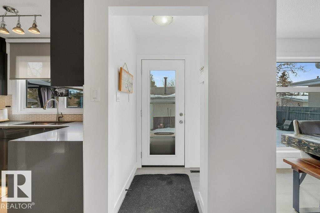 7611 141 Avenue Nw, Edmonton, AB - Indoor