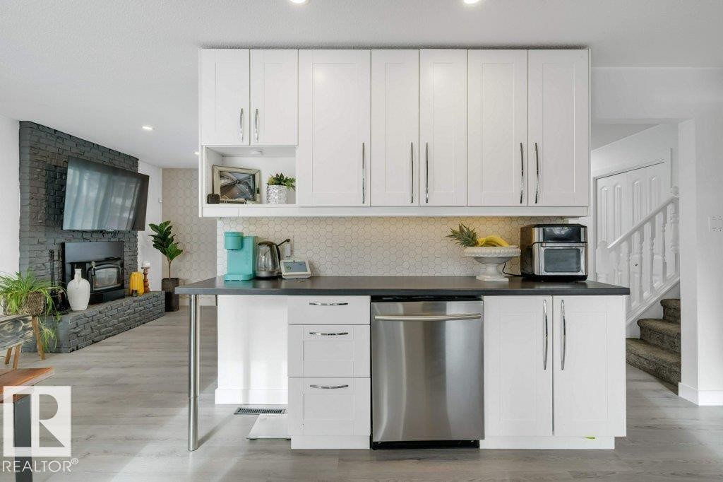 7611 141 Avenue Nw, Edmonton, AB - Indoor Photo Showing Kitchen