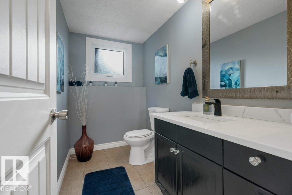7611 141 Avenue Nw, Edmonton, AB - Indoor Photo Showing Bathroom