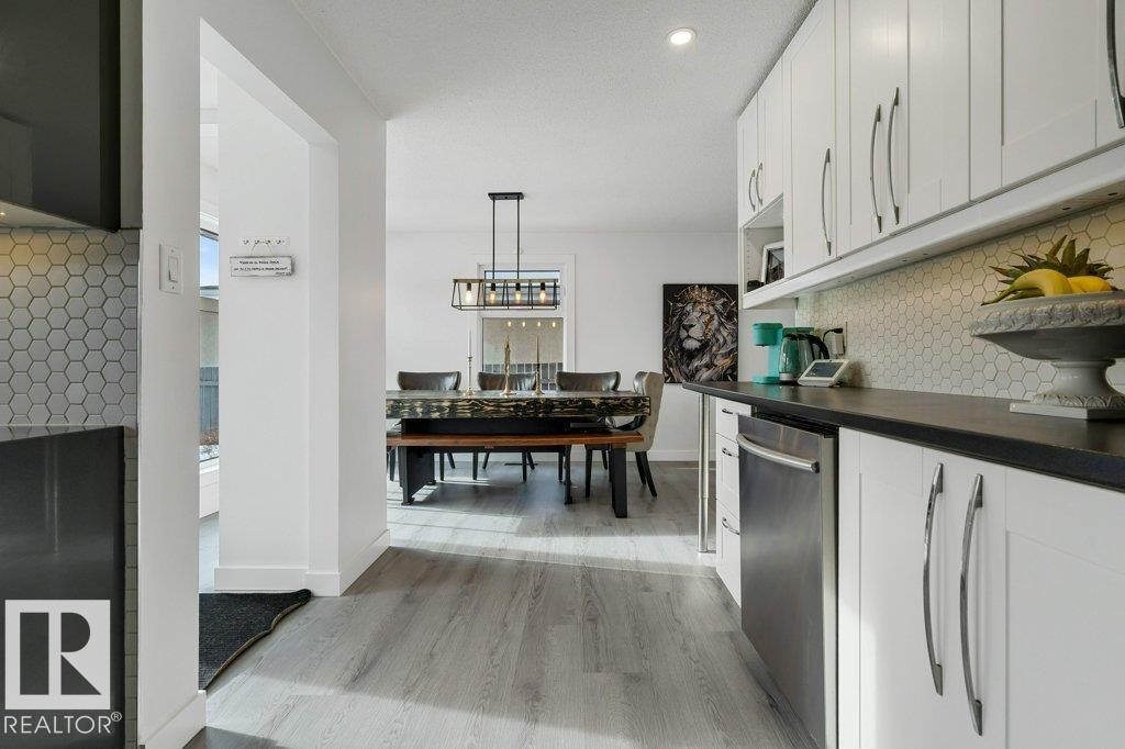 7611 141 Avenue Nw, Edmonton, AB - Indoor Photo Showing Kitchen