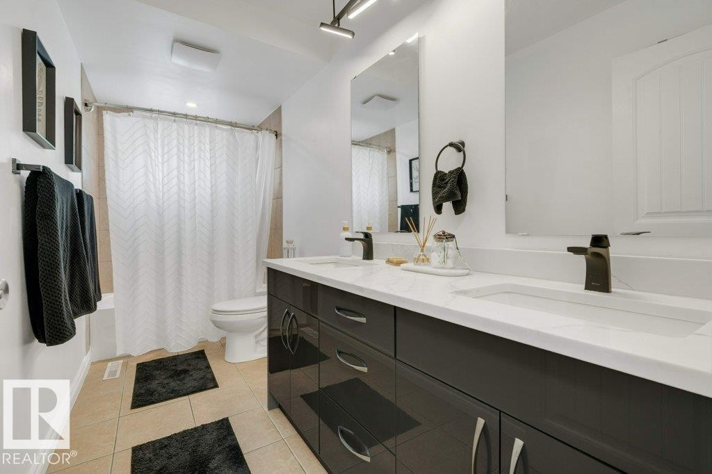 7611 141 Avenue Nw, Edmonton, AB - Indoor Photo Showing Bathroom