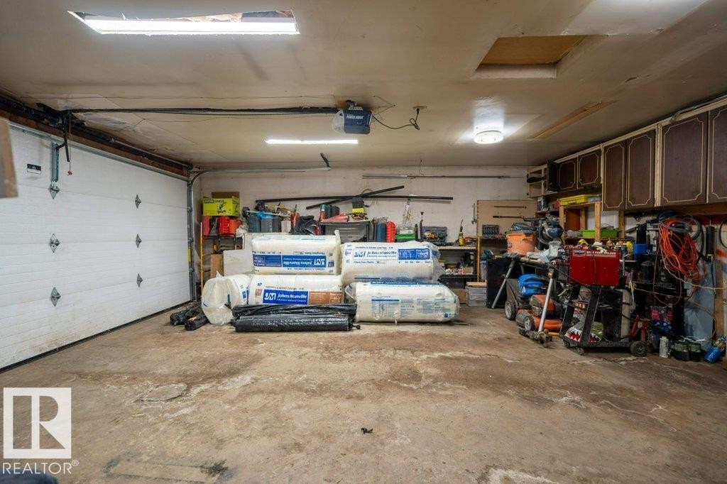 7611 141 Avenue Nw, Edmonton, AB - Indoor Photo Showing Garage