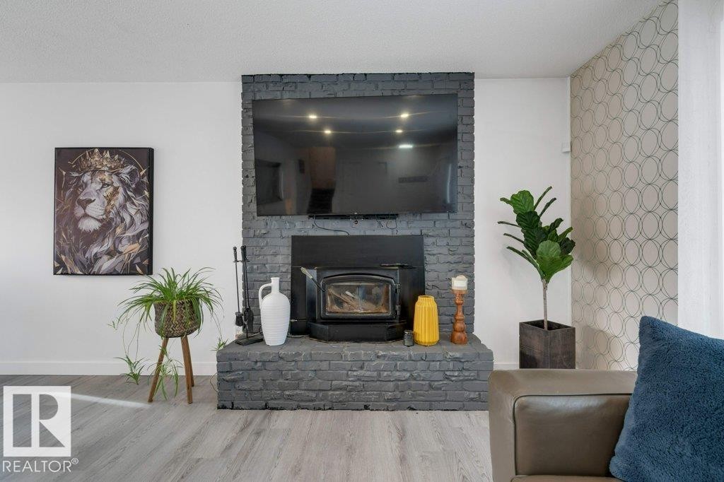 7611 141 Avenue Nw, Edmonton, AB - Indoor Photo Showing Living Room With Fireplace