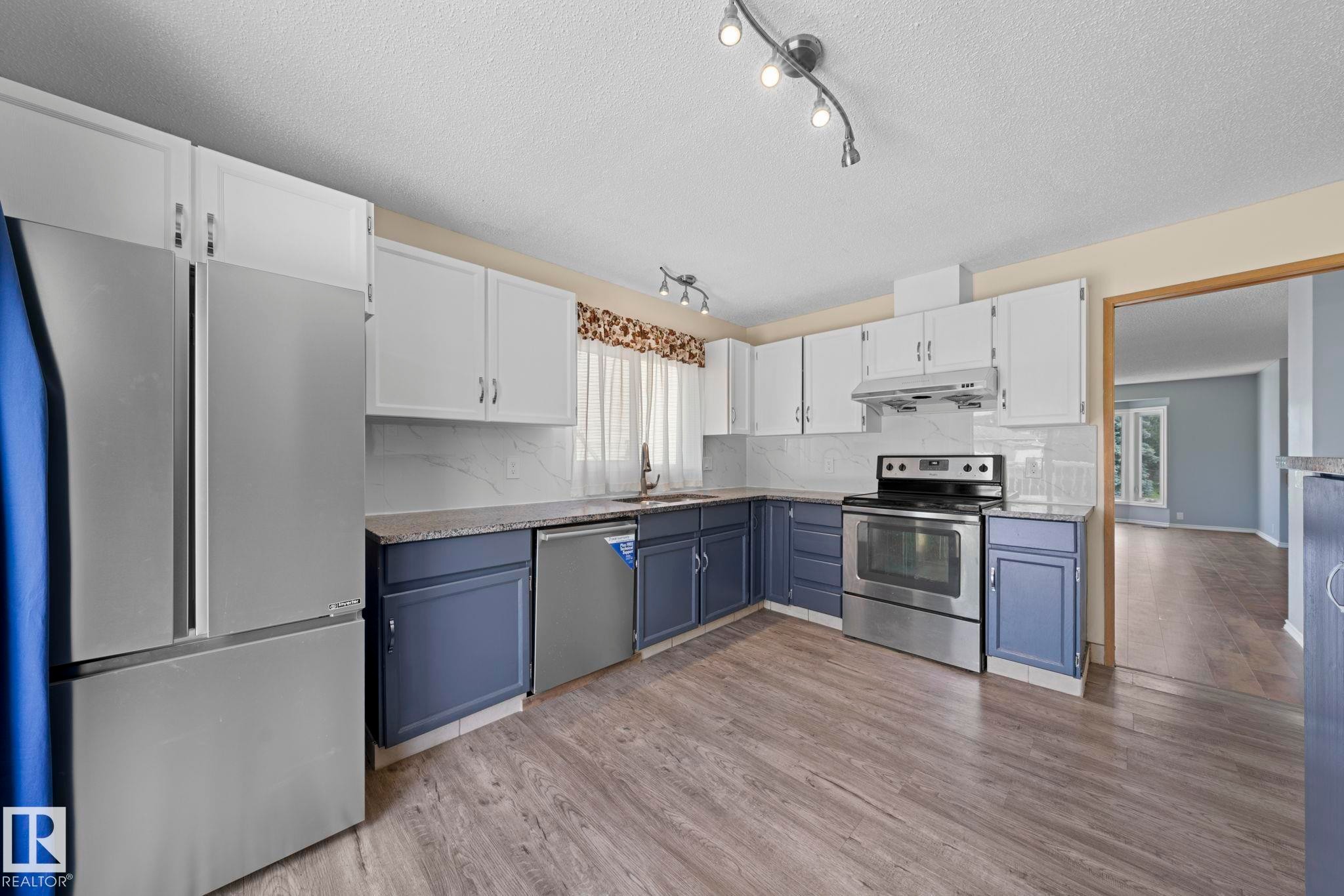10458 14 Avenue Nw, Edmonton, AB - Indoor Photo Showing Kitchen