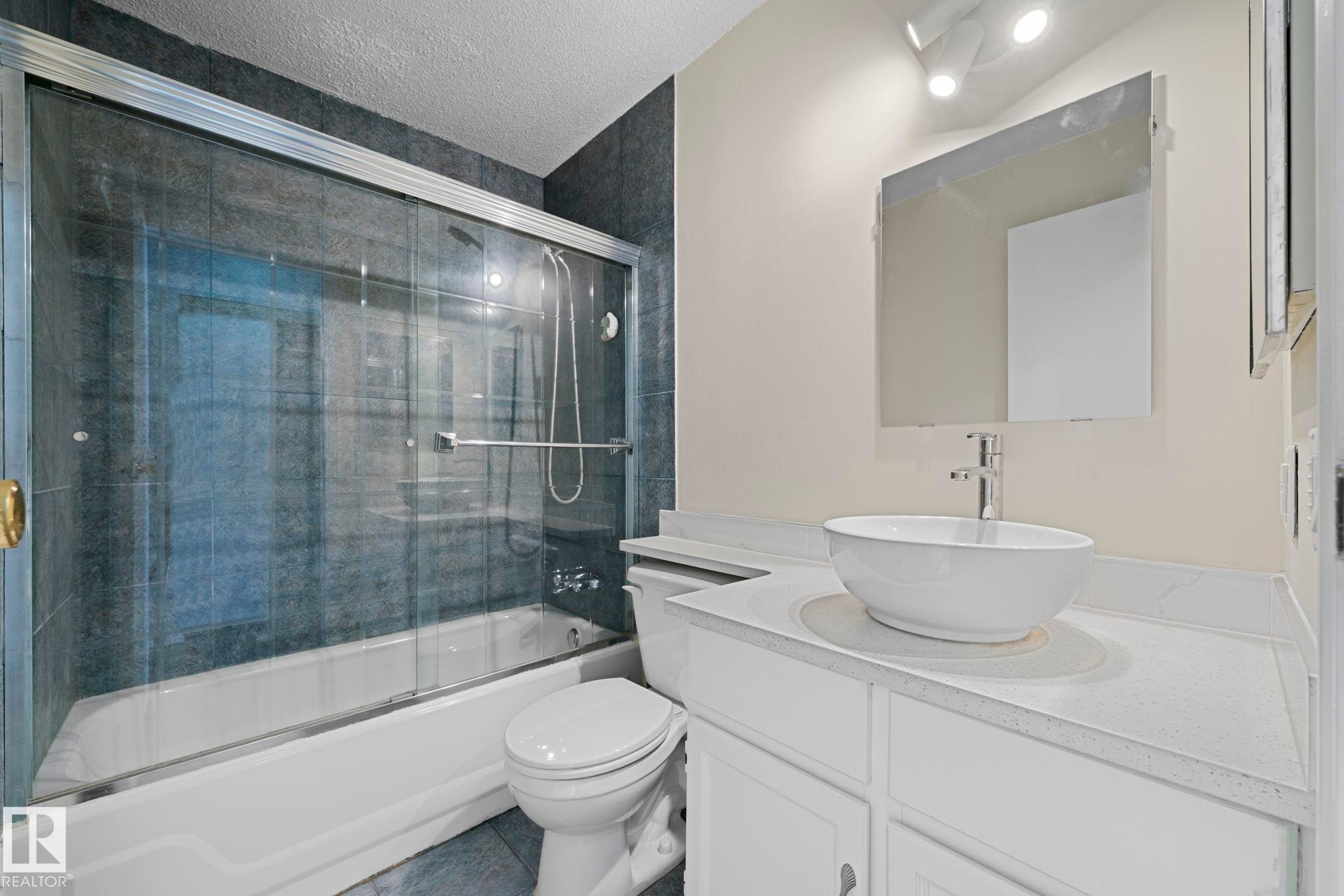10458 14 Avenue Nw, Edmonton, AB - Indoor Photo Showing Bathroom