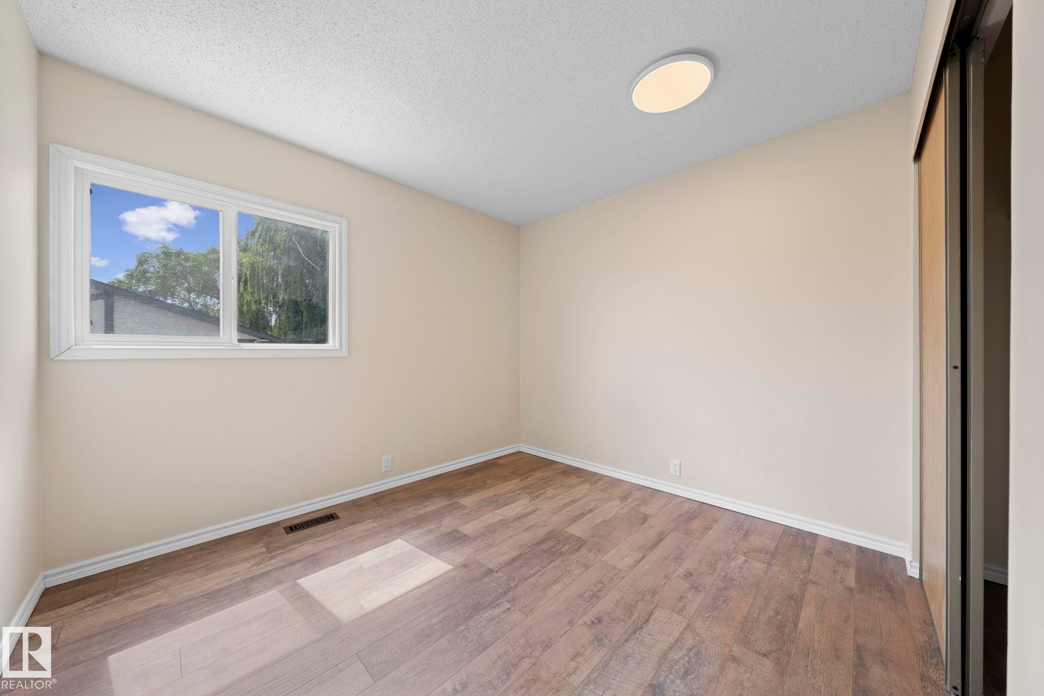 10458 14 Avenue Nw, Edmonton, AB - Indoor Photo Showing Other Room