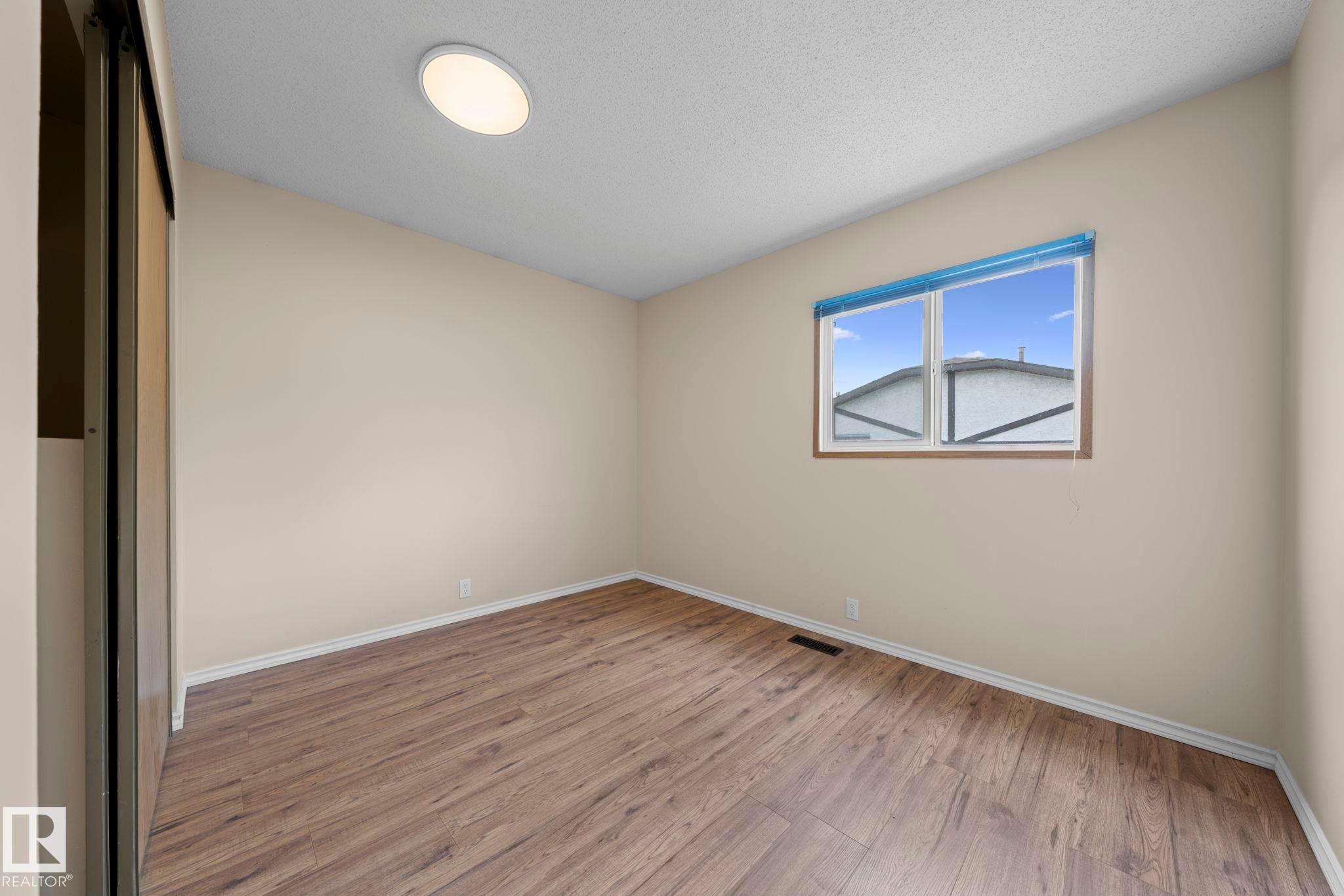 10458 14 Avenue Nw, Edmonton, AB - Indoor Photo Showing Other Room