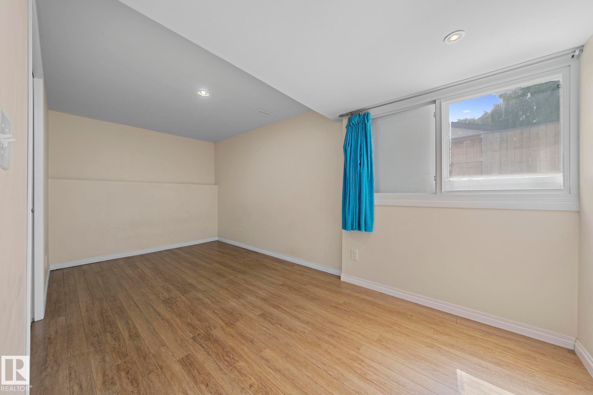 10458 14 Avenue Nw, Edmonton, AB - Indoor Photo Showing Other Room