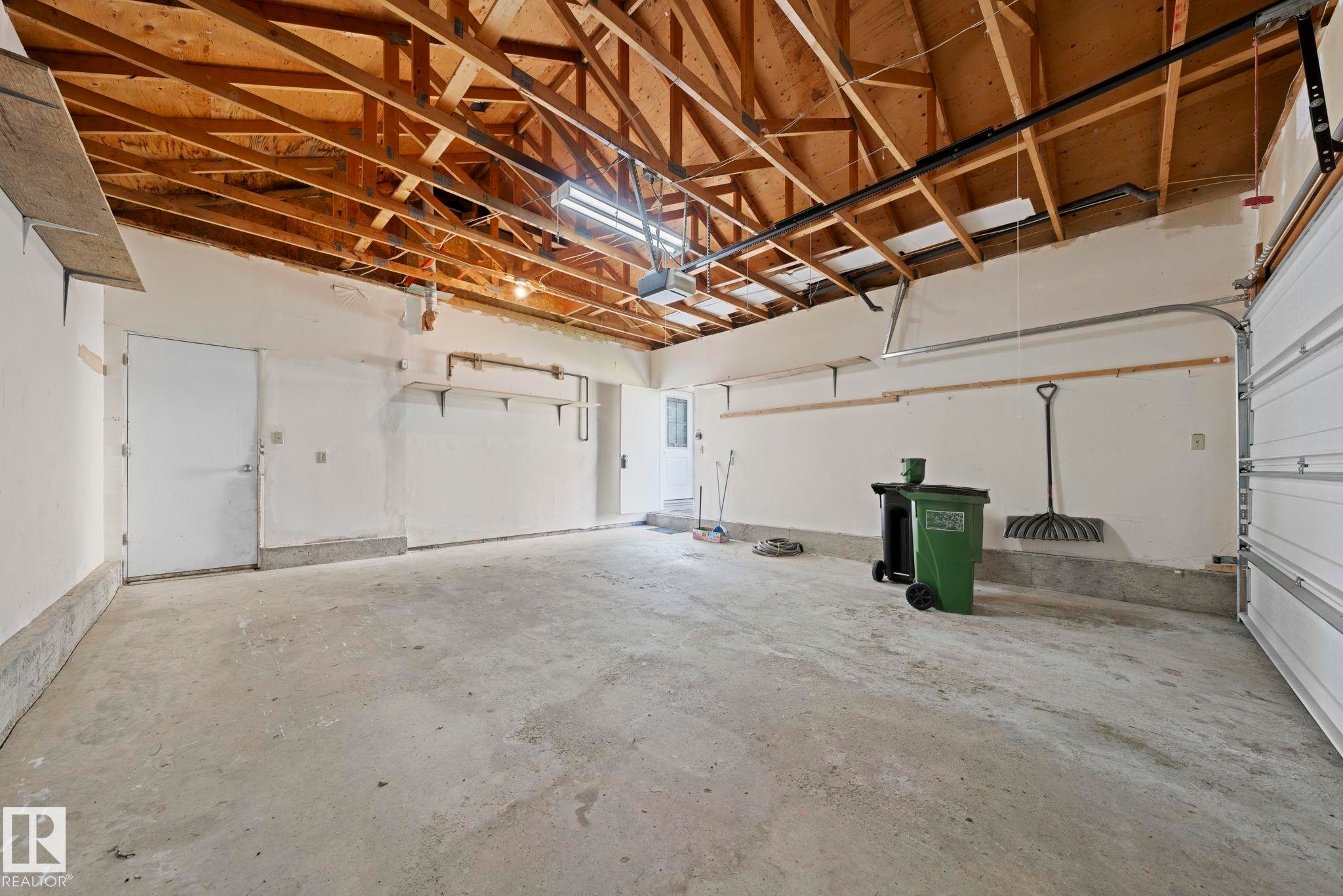 10458 14 Avenue Nw, Edmonton, AB - Indoor Photo Showing Garage