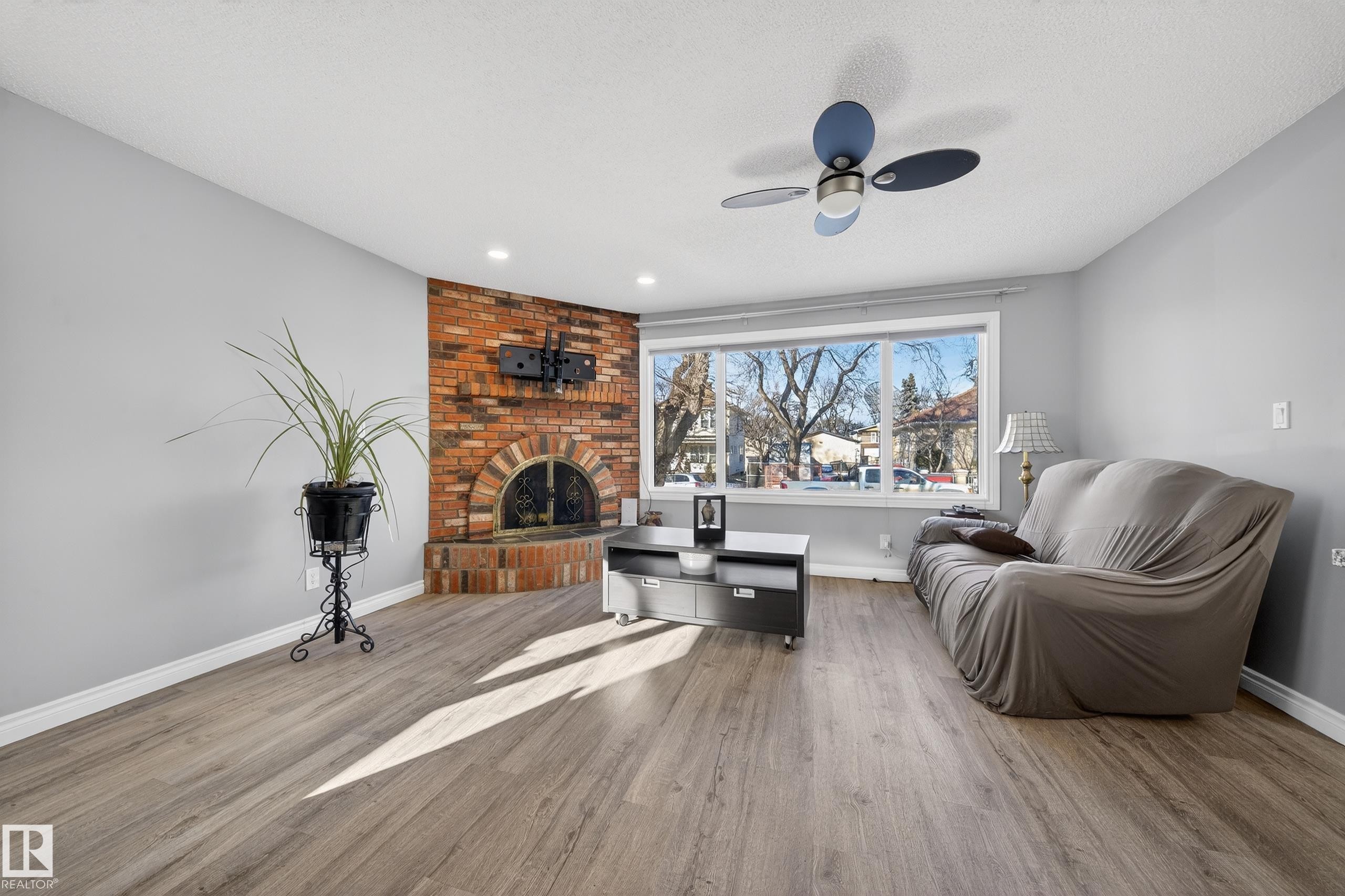 9521 109 Avenue, Edmonton, AB - Indoor Photo Showing Living Room With Fireplace