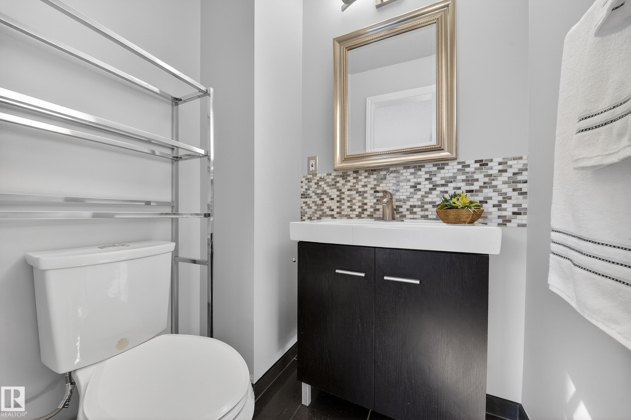 9521 109 Avenue, Edmonton, AB - Indoor Photo Showing Bathroom