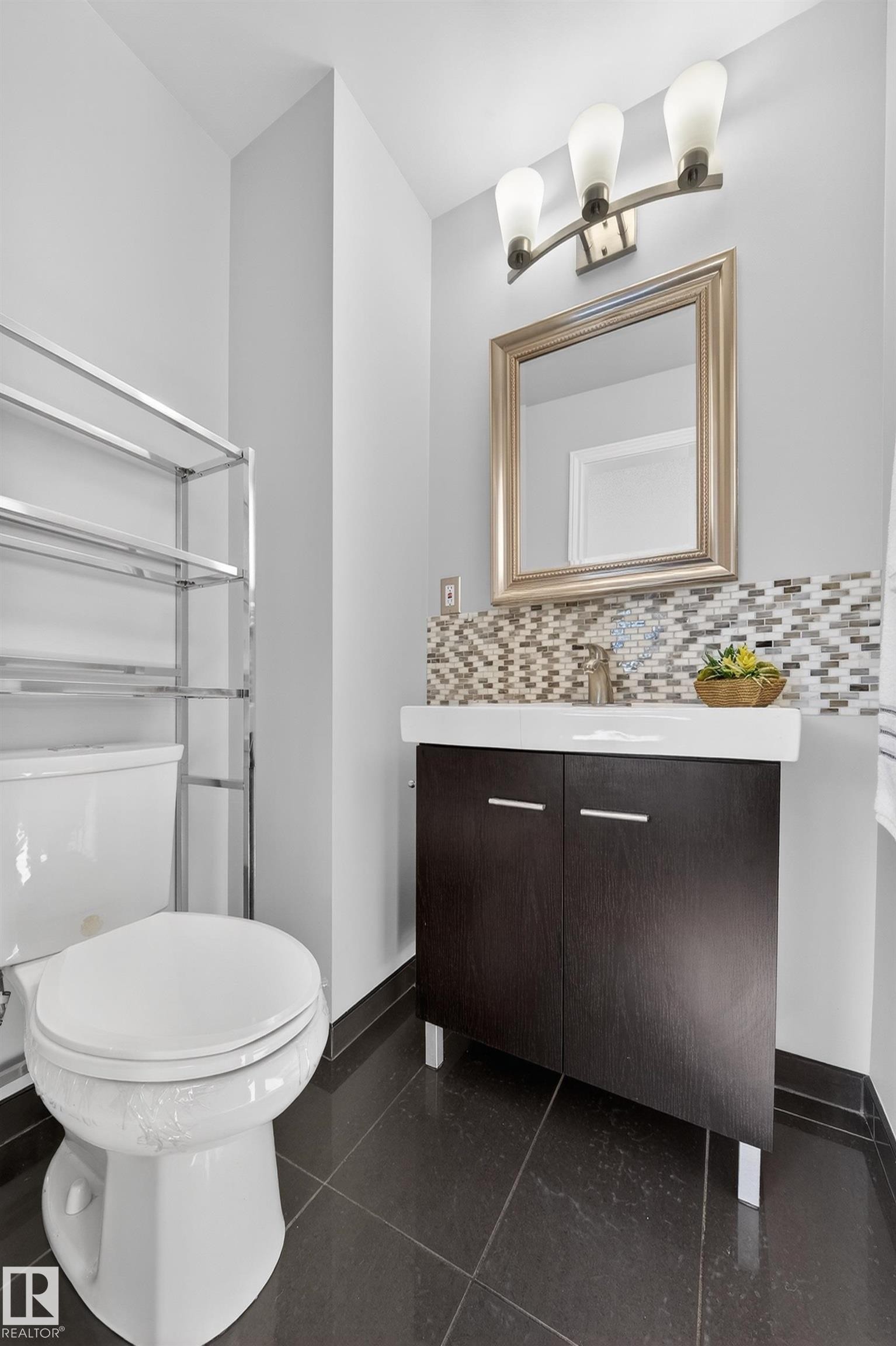 9521 109 Avenue, Edmonton, AB - Indoor Photo Showing Bathroom