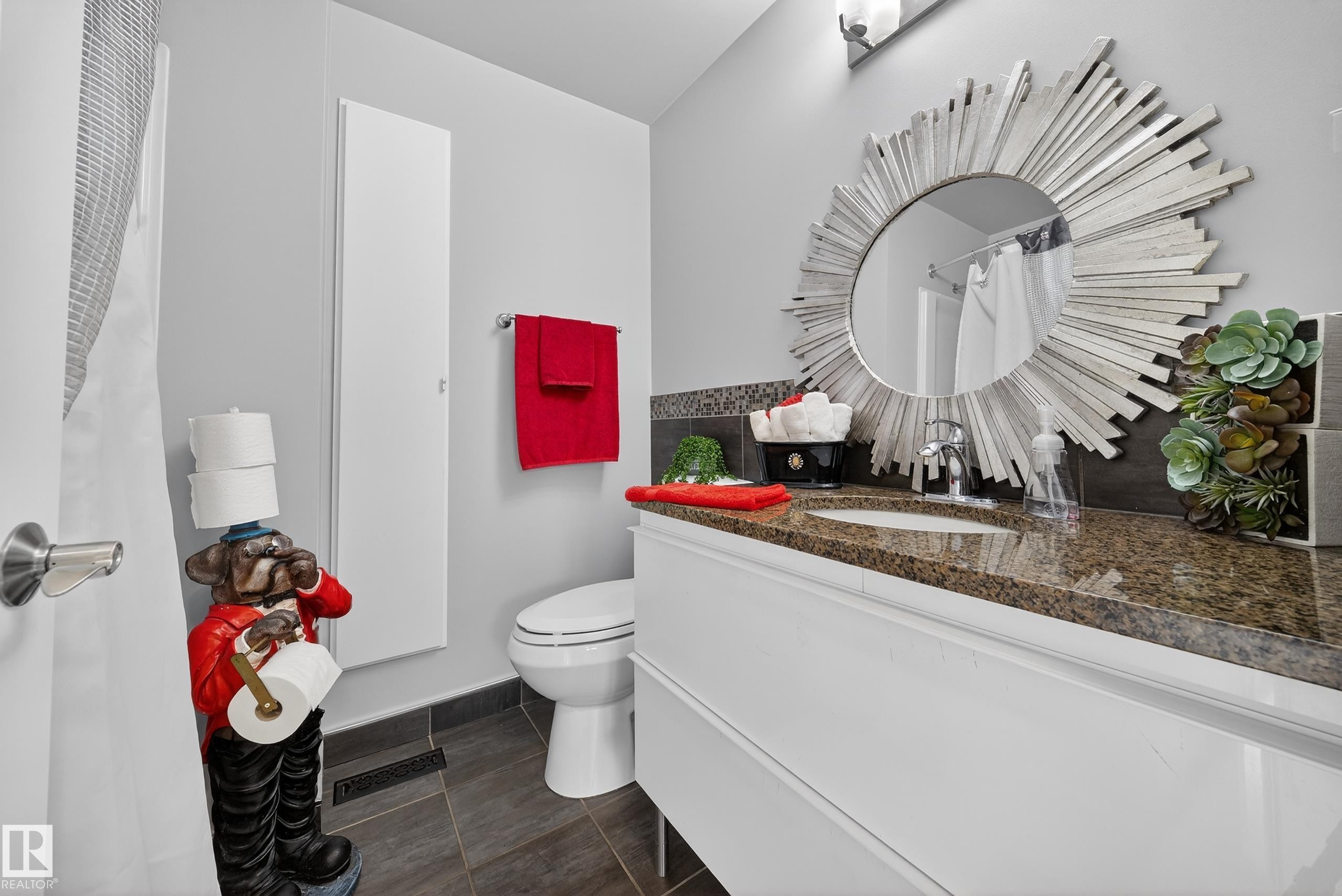 9521 109 Avenue, Edmonton, AB - Indoor Photo Showing Bathroom