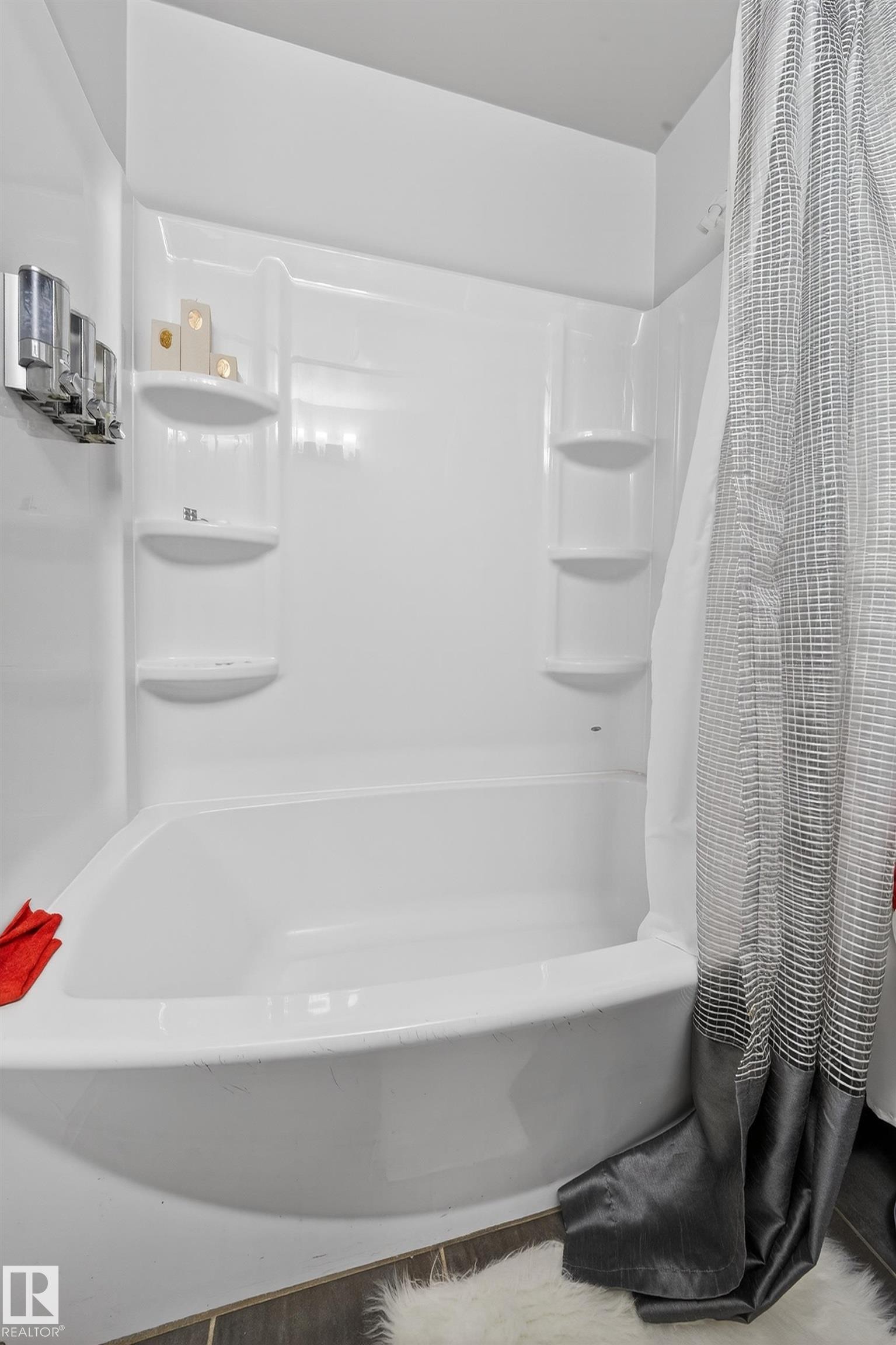 9521 109 Avenue, Edmonton, AB - Indoor Photo Showing Bathroom