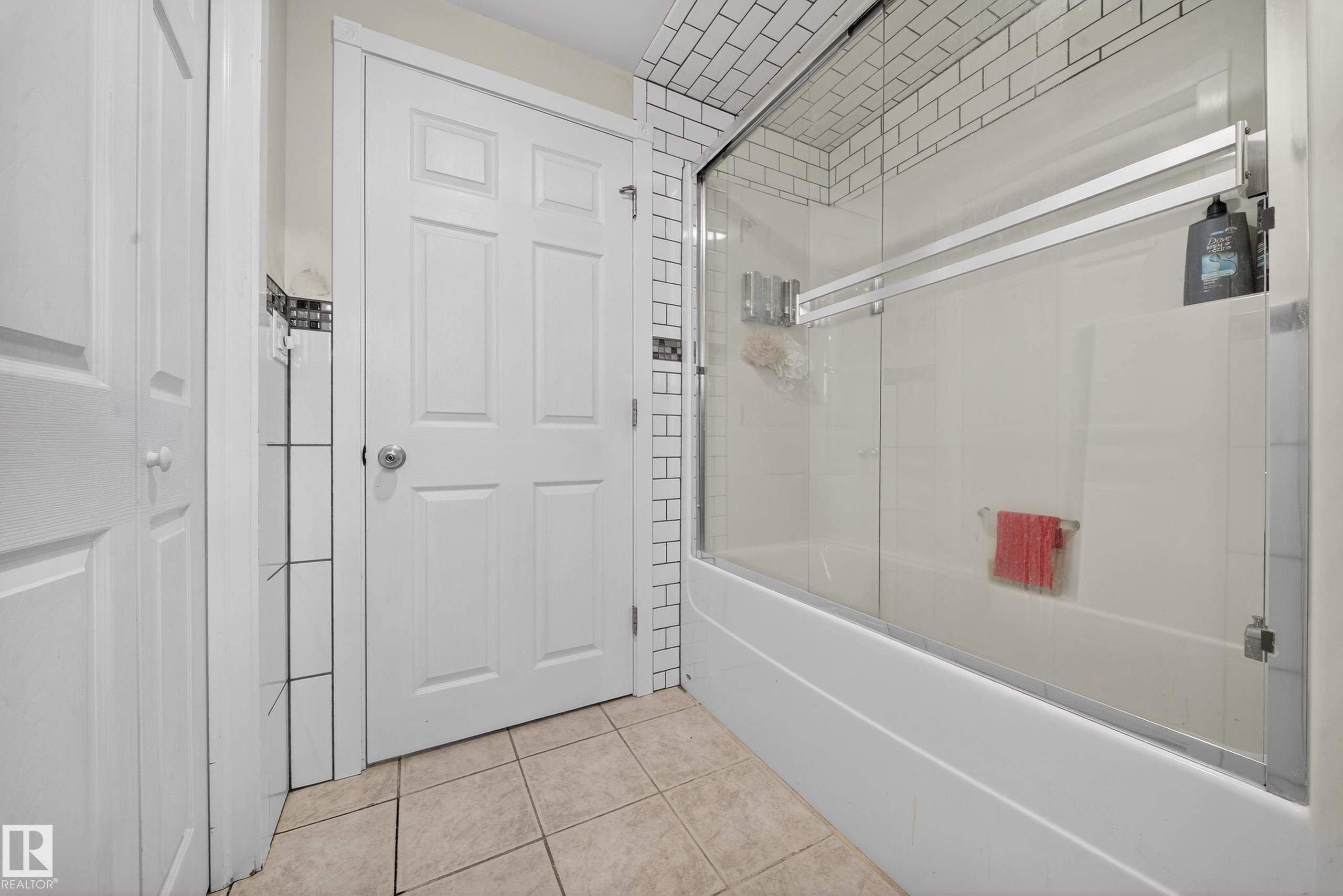 9521 109 Avenue, Edmonton, AB - Indoor Photo Showing Bathroom