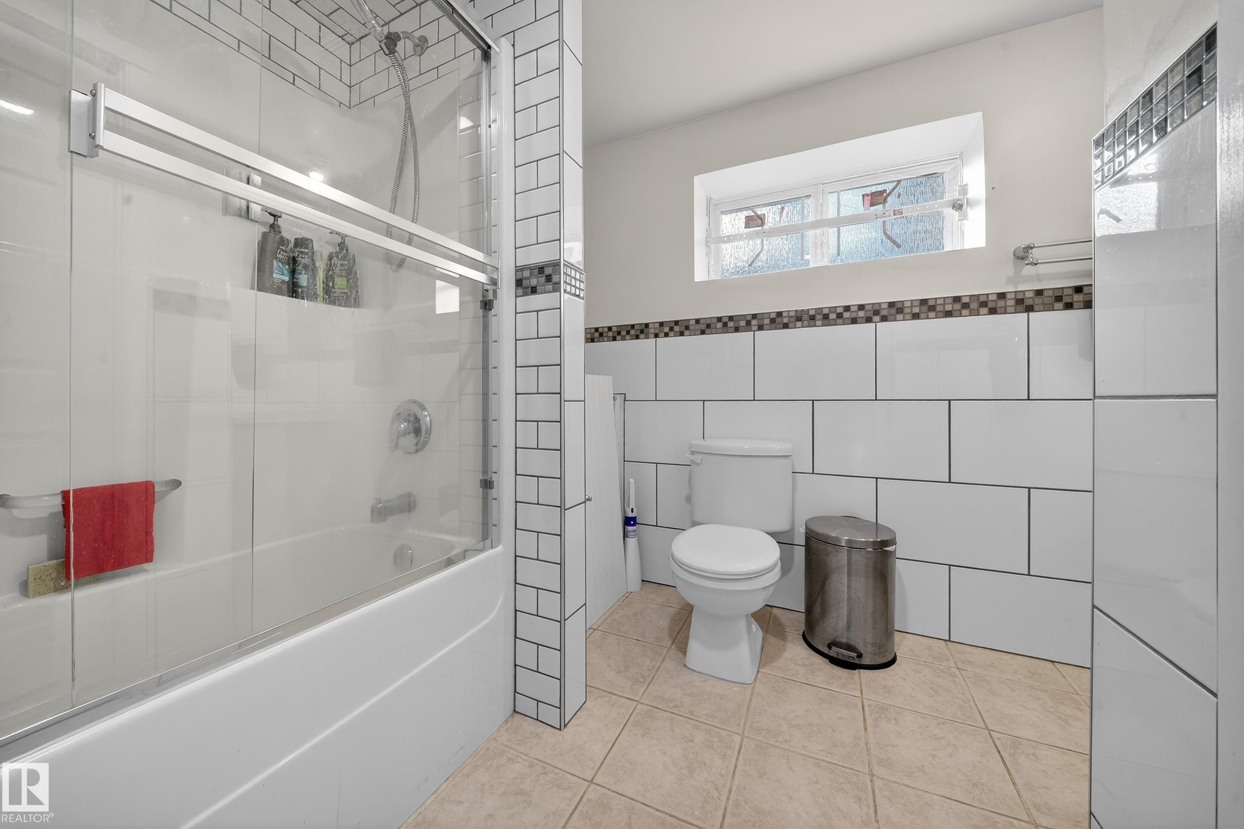 9521 109 Avenue, Edmonton, AB - Indoor Photo Showing Bathroom