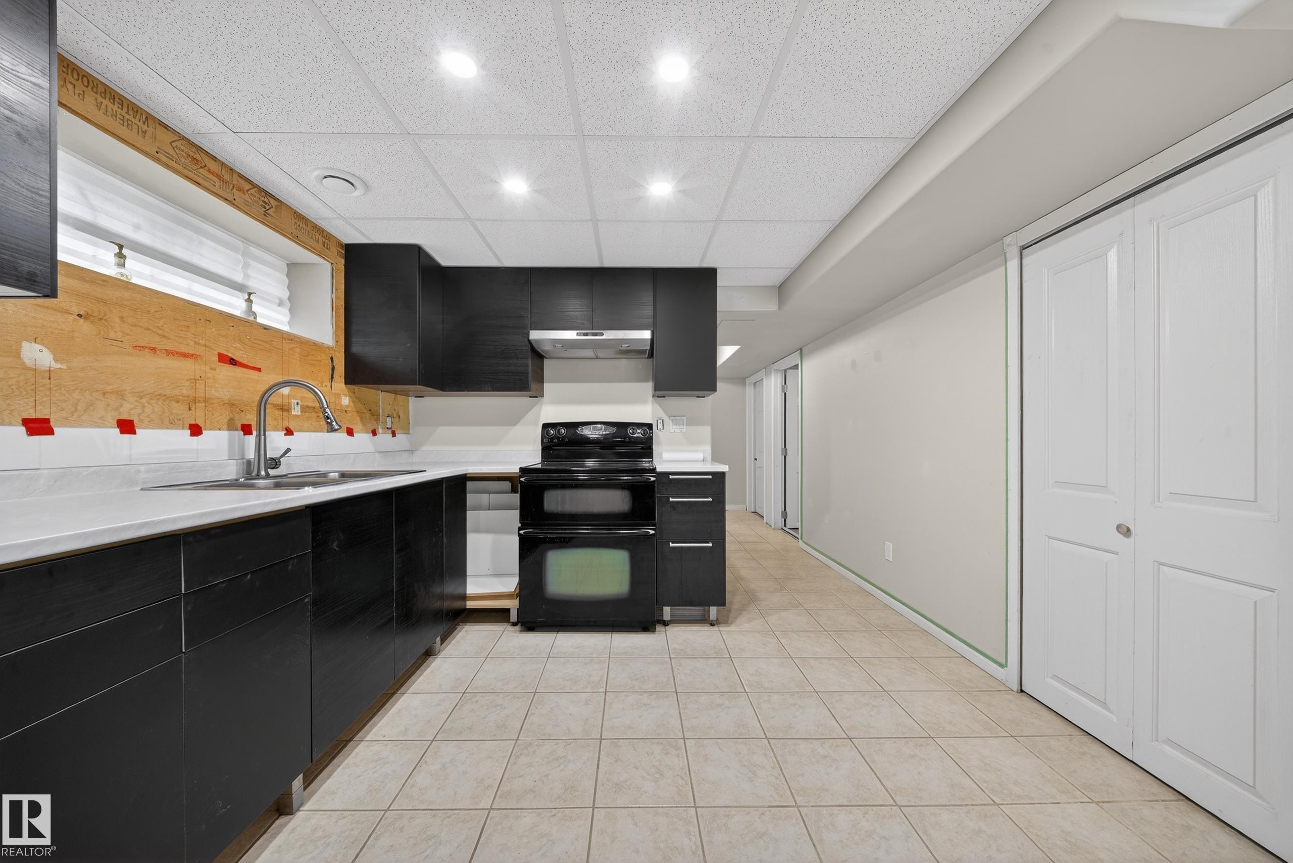 9521 109 Avenue, Edmonton, AB - Indoor Photo Showing Kitchen