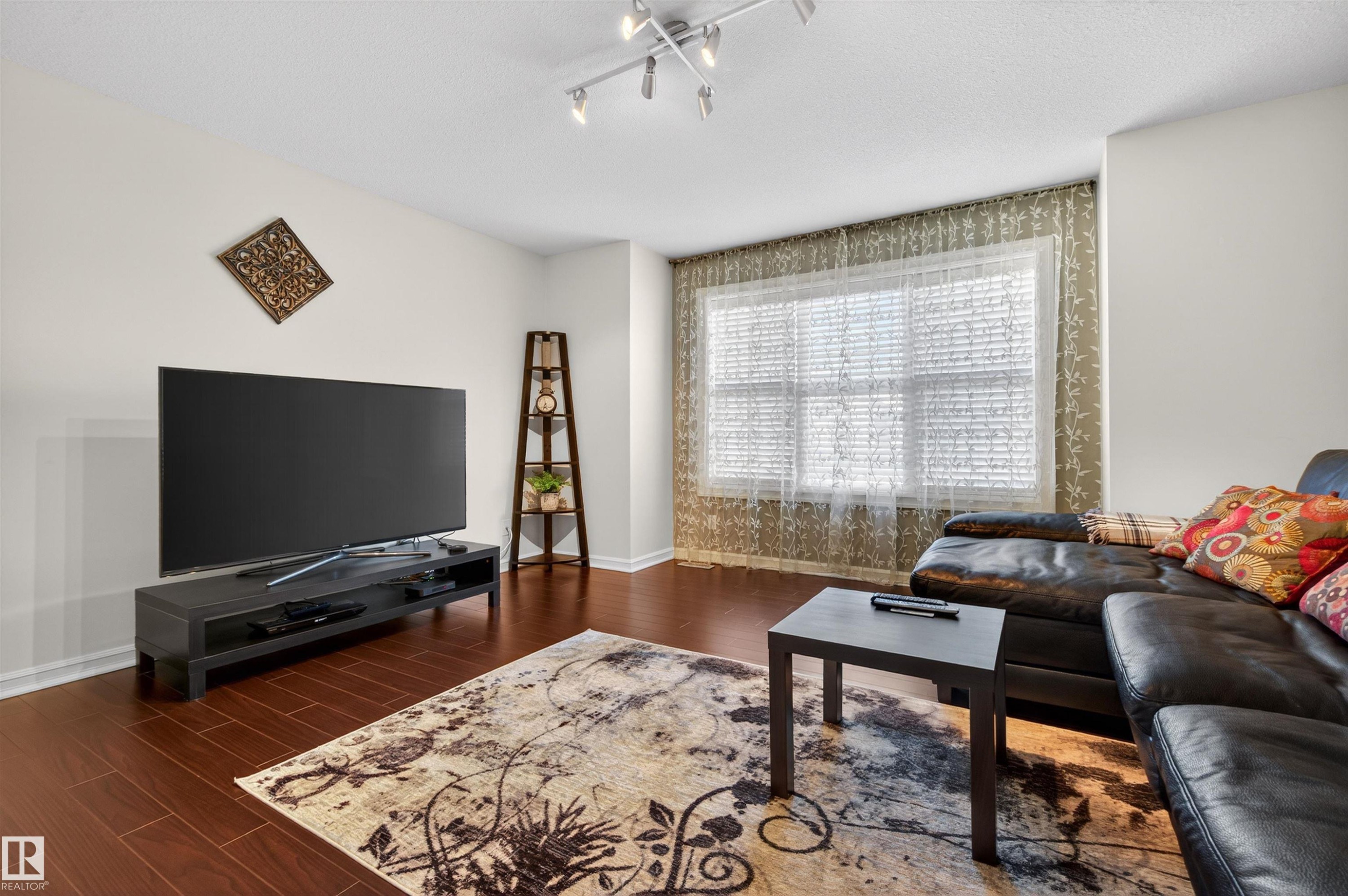 1804 Hammond Crescent, Edmonton, AB - Indoor Photo Showing Living Room