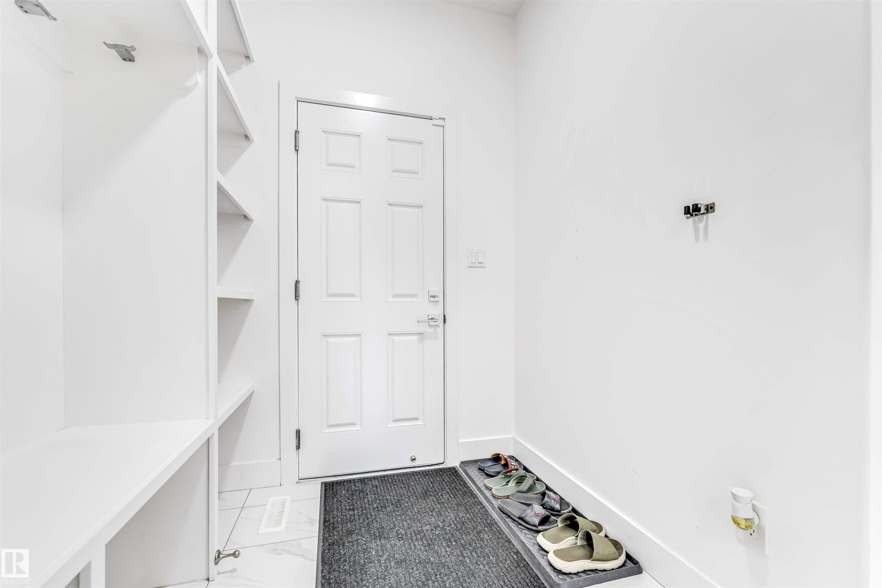 Mudroom with baseboards - 1407 Graydon Hill Way, Edmonton, AB - Indoor