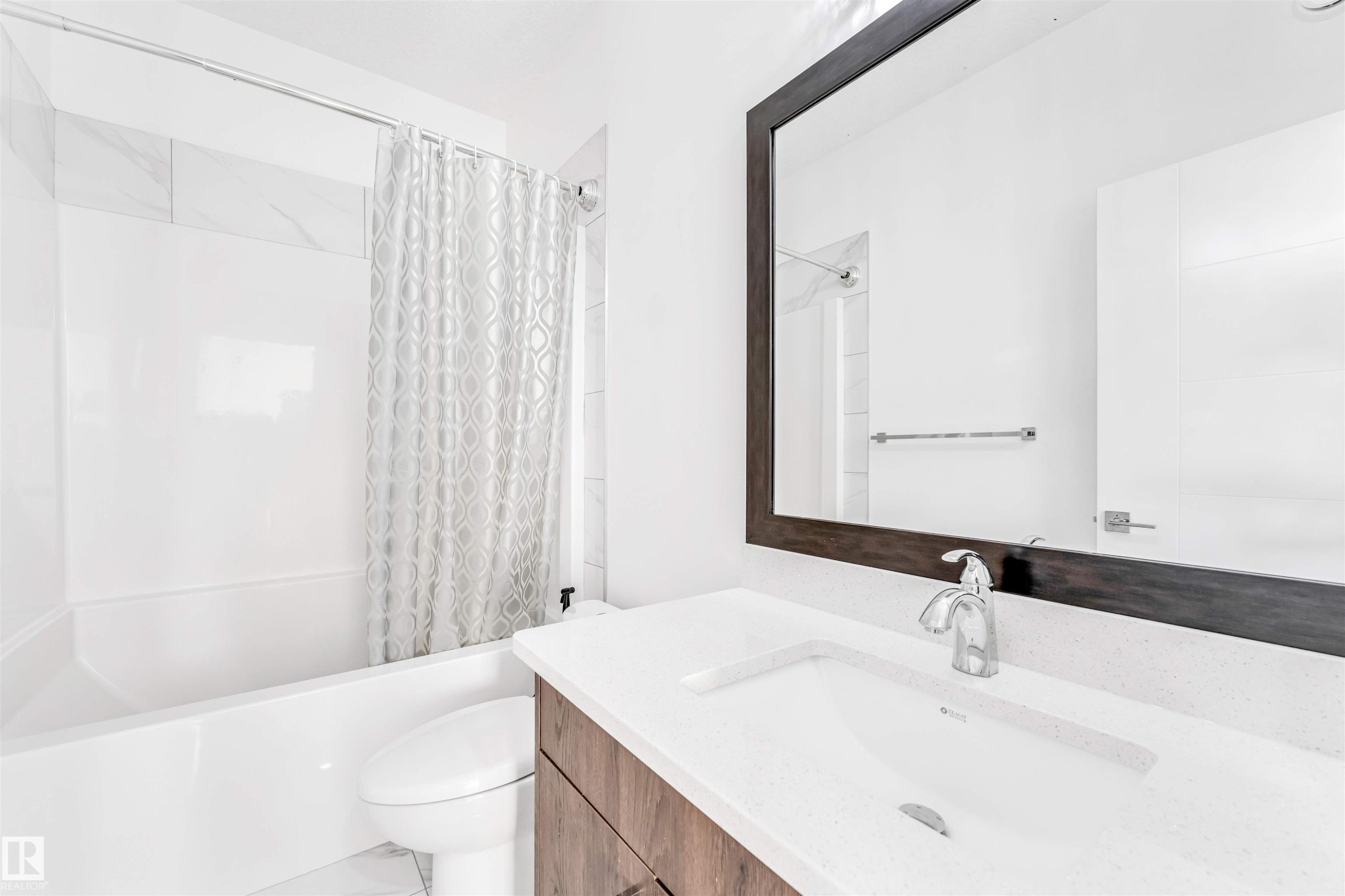 Bathroom with shower / bathtub combination with curtain and vanity - 1407 Graydon Hill Way, Edmonton, AB - Indoor Photo Showing Bathroom