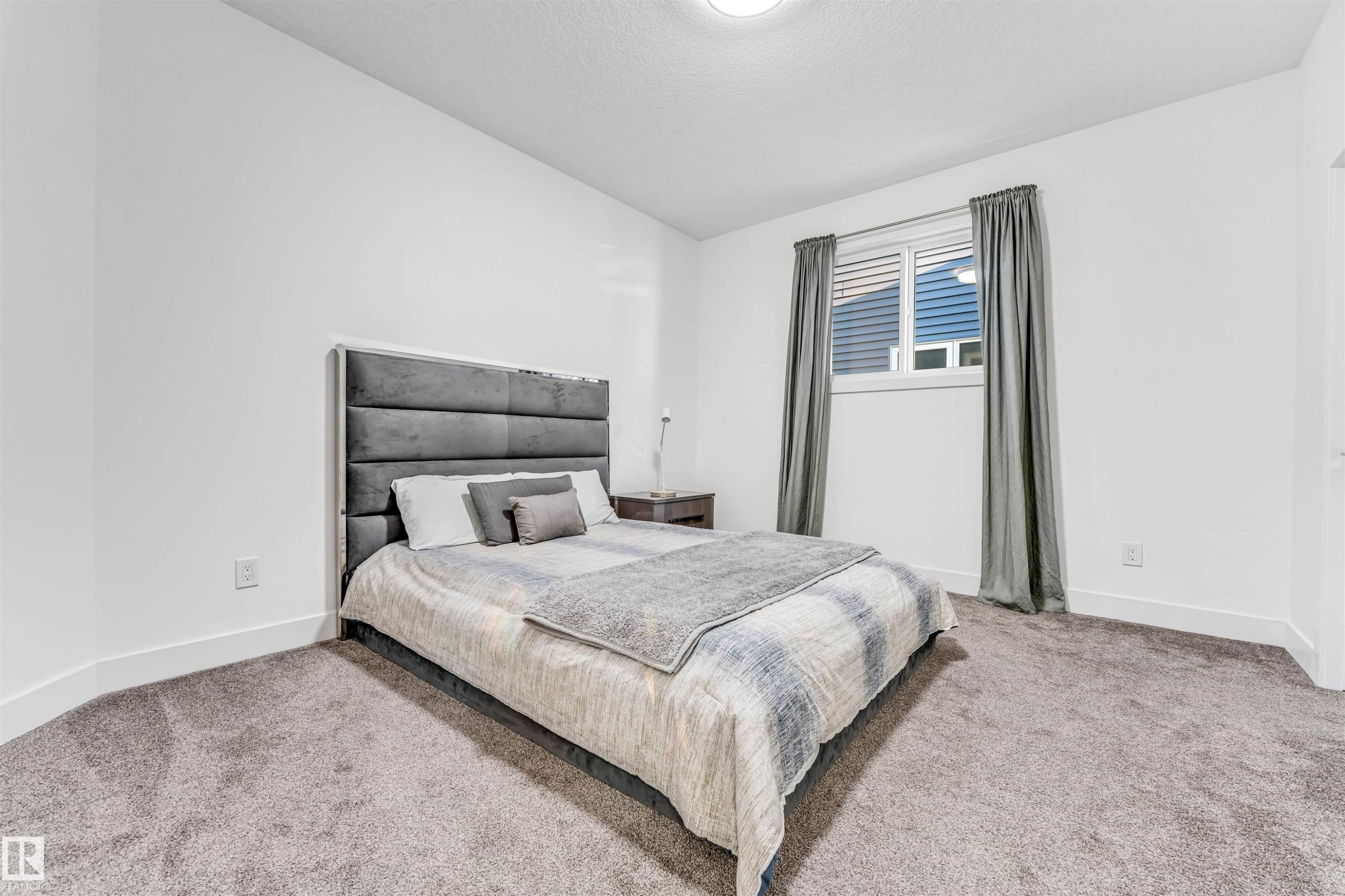 Carpeted bedroom with baseboards and a textured ceiling - 1407 Graydon Hill Way, Edmonton, AB - Indoor Photo Showing Bedroom