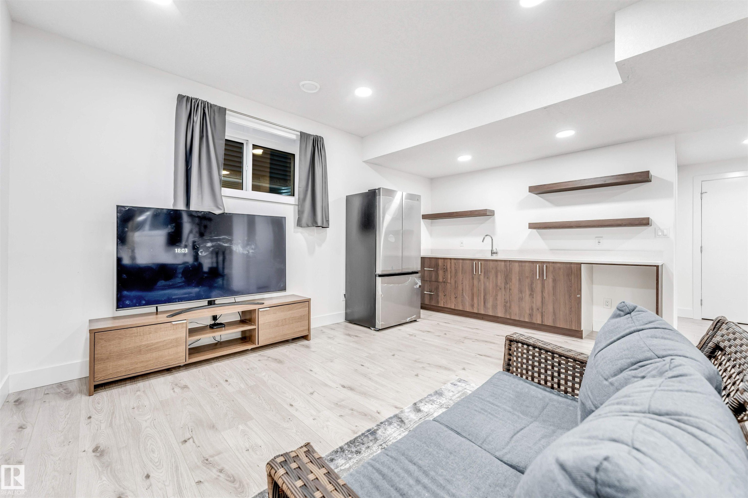 Living area with light wood finished floors and recessed lighting - 1407 Graydon Hill Way, Edmonton, AB - Indoor