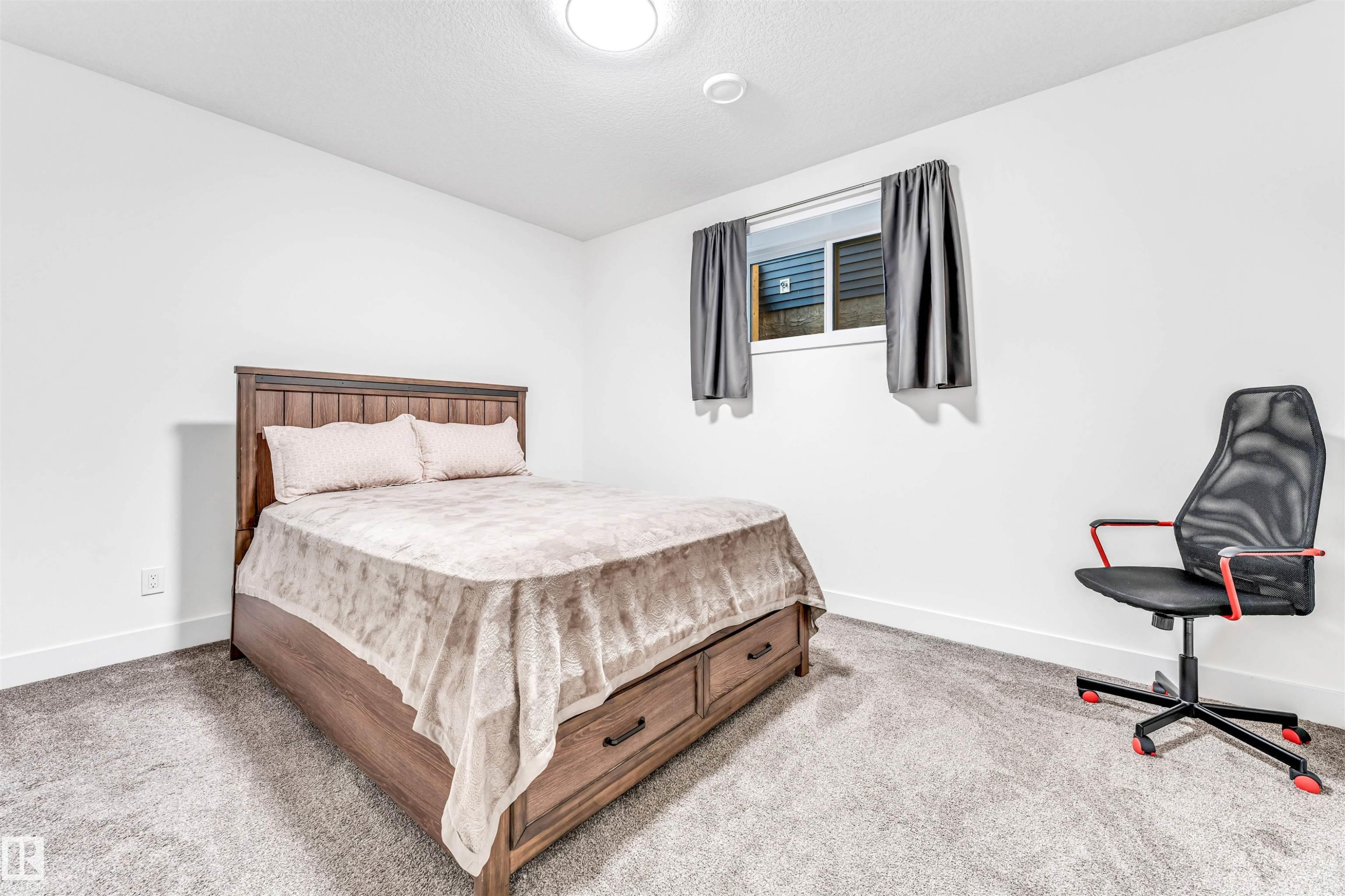 Bedroom featuring baseboards and light carpet - 1407 Graydon Hill Way, Edmonton, AB - Indoor Photo Showing Bedroom