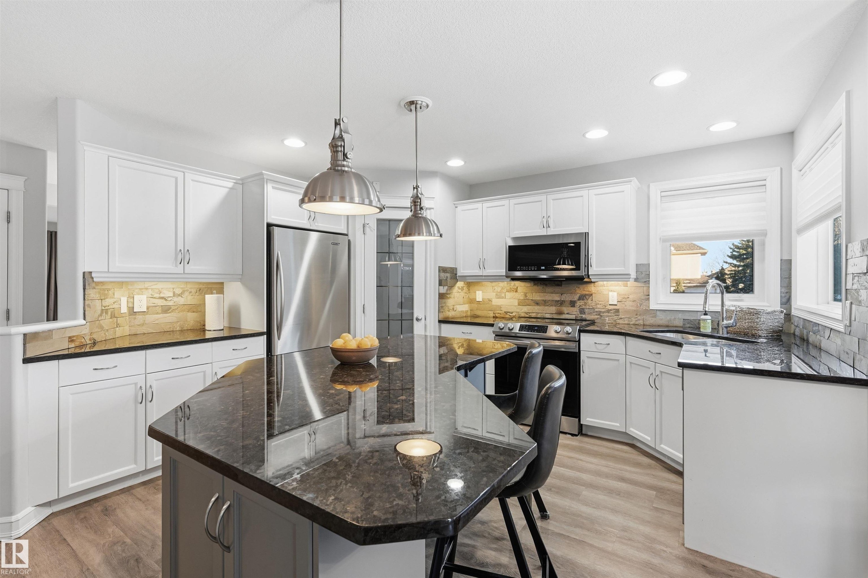 231 Lindsay Crescent, Edmonton, AB - Indoor Photo Showing Kitchen With Upgraded Kitchen