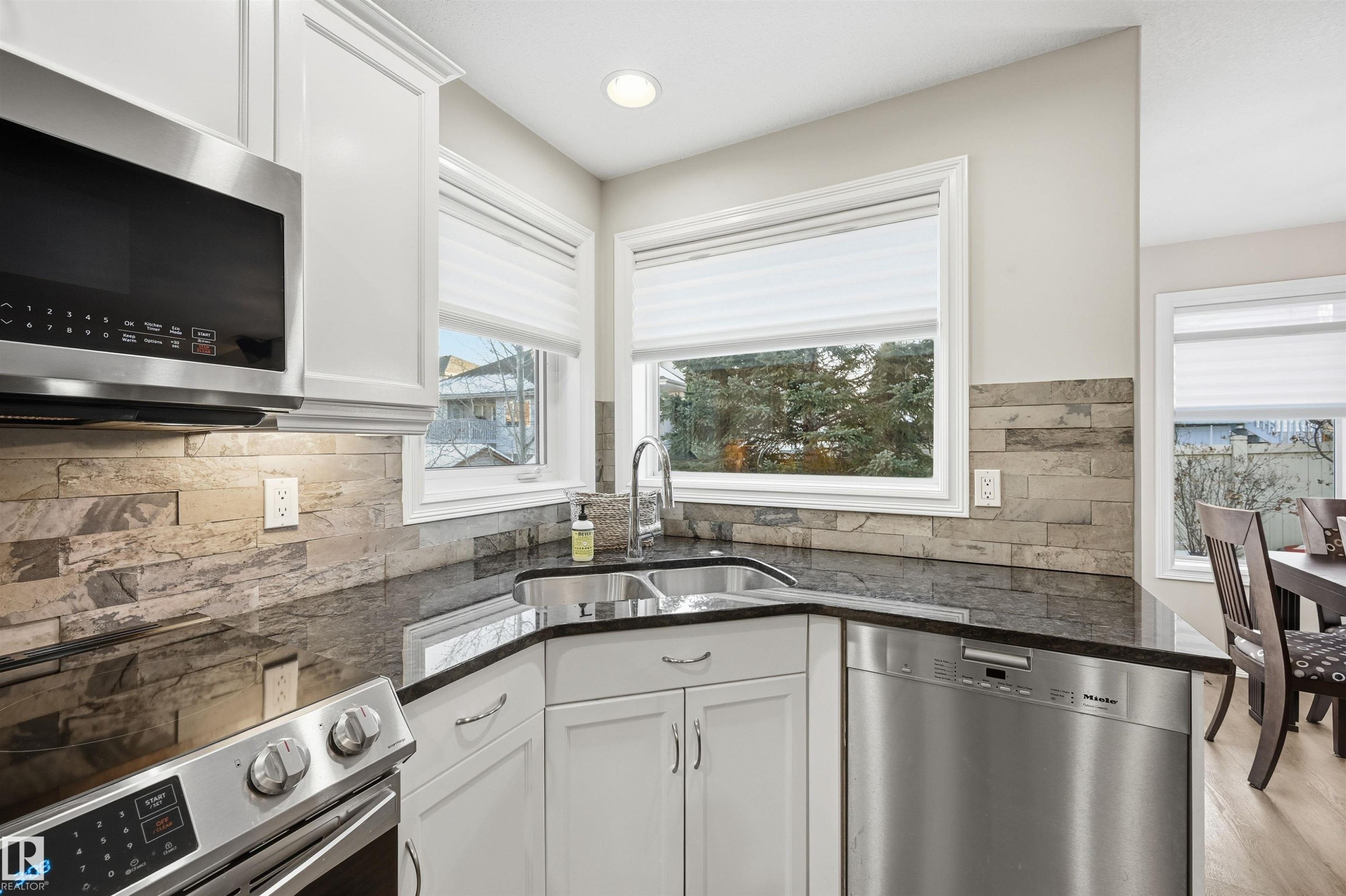 231 Lindsay Crescent, Edmonton, AB - Indoor Photo Showing Kitchen With Double Sink