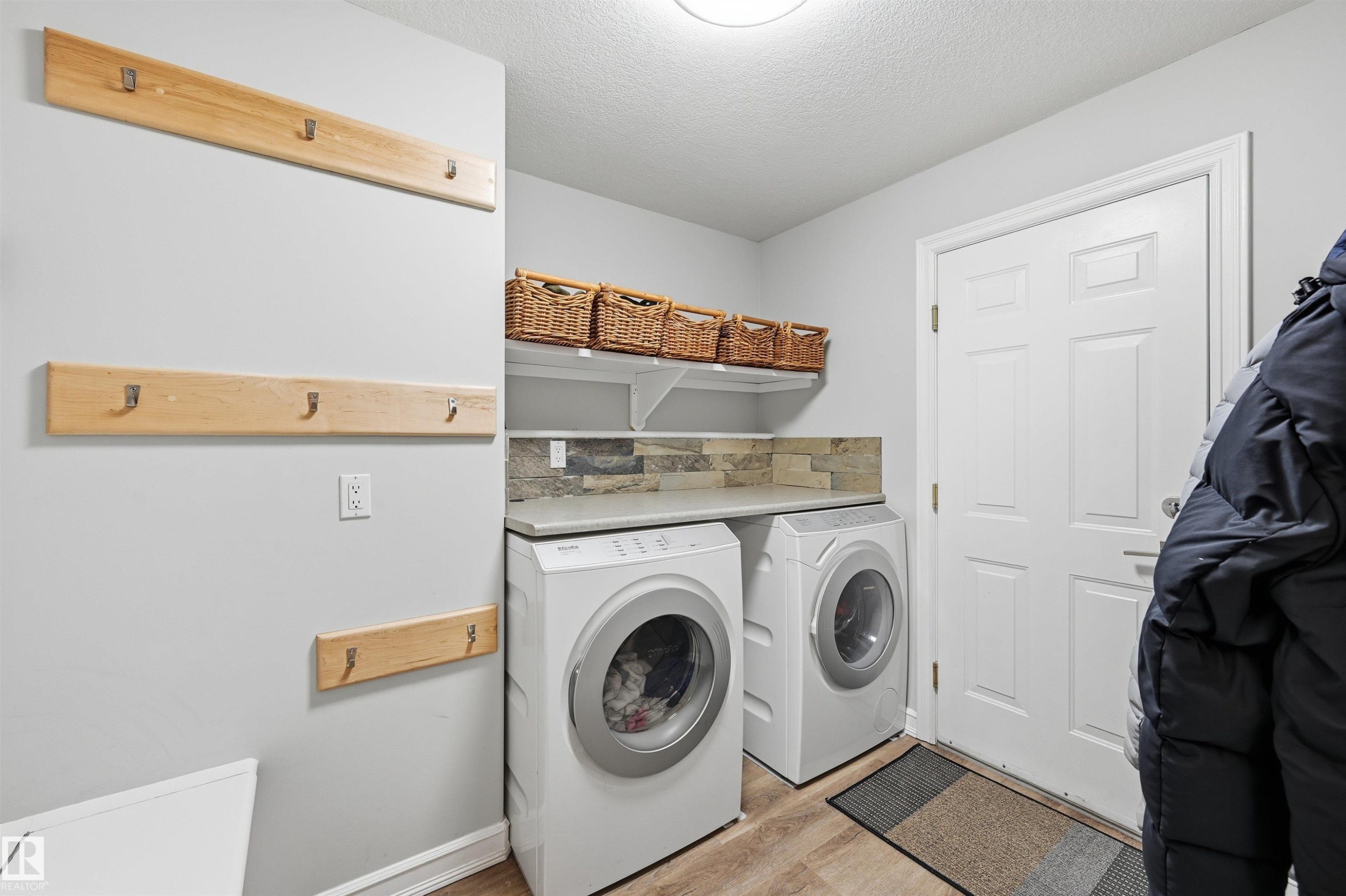 231 Lindsay Crescent, Edmonton, AB - Indoor Photo Showing Laundry Room
