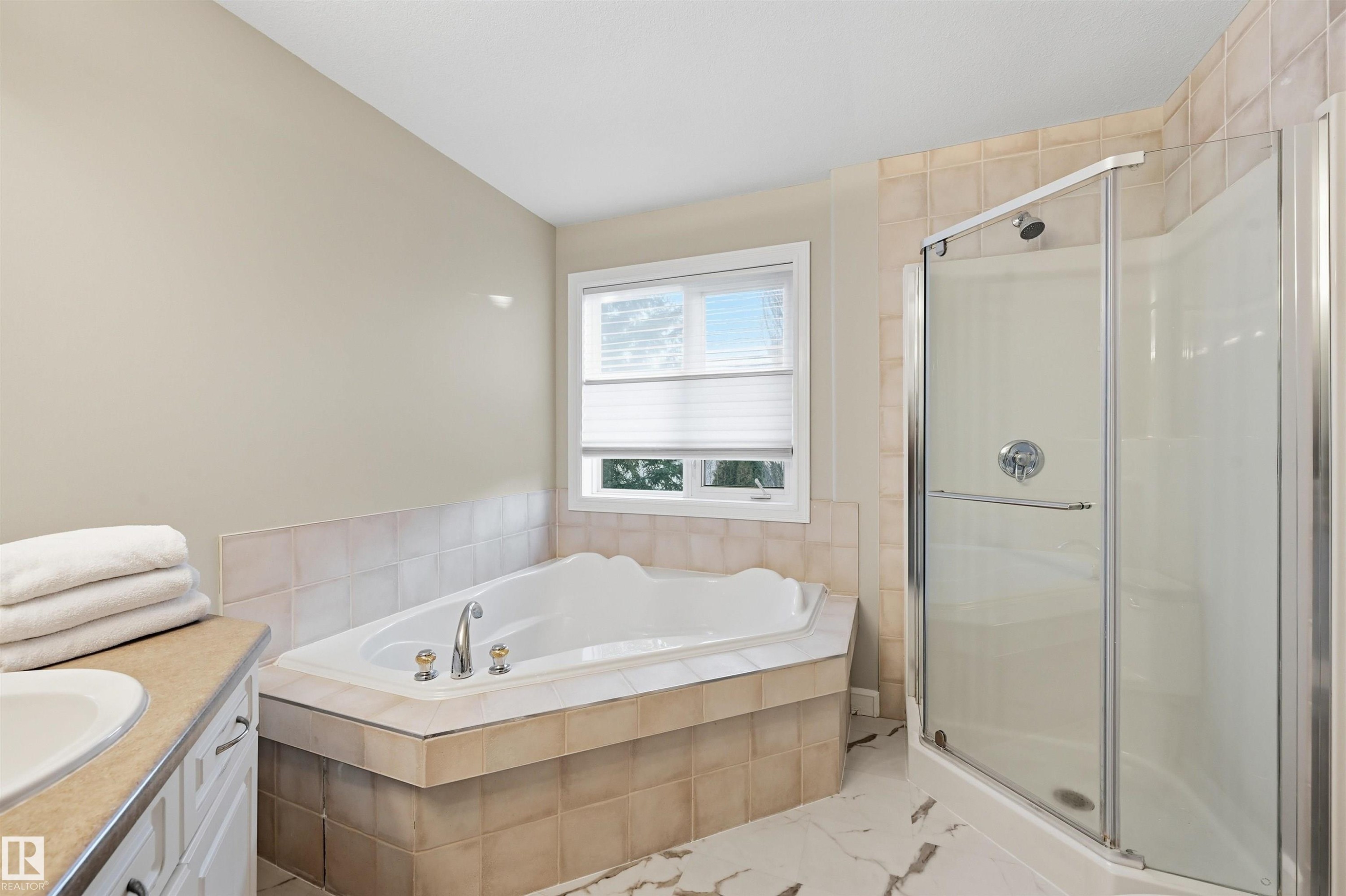 231 Lindsay Crescent, Edmonton, AB - Indoor Photo Showing Bathroom